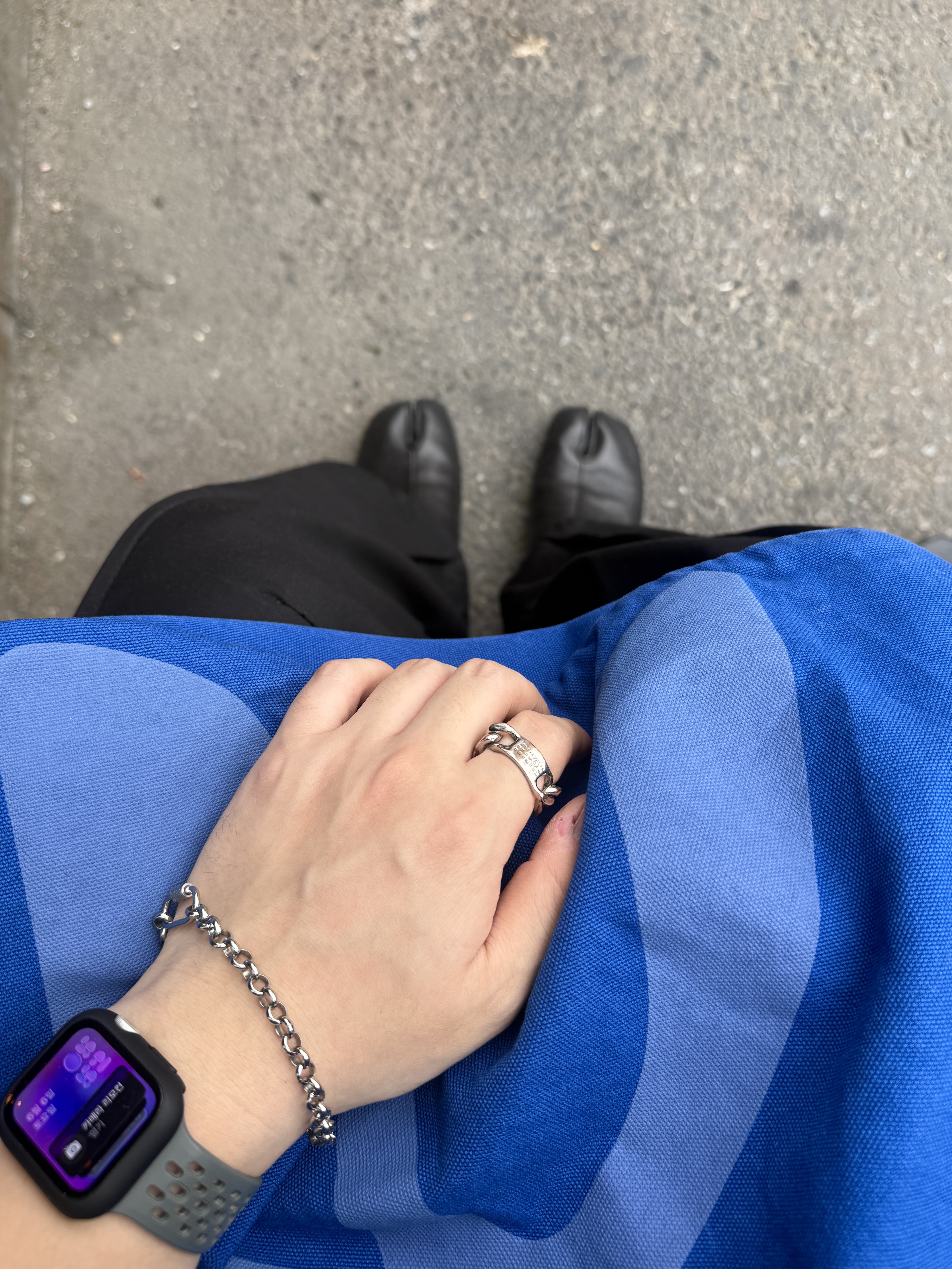 Maison Margiela Slip-On Tabi Shoes Black, Apple Watch SE 2024 40mm GPS Silver Aluminium Case with Sport Band S/M Denim (Korean Ver.) 착용 스타일 - 3