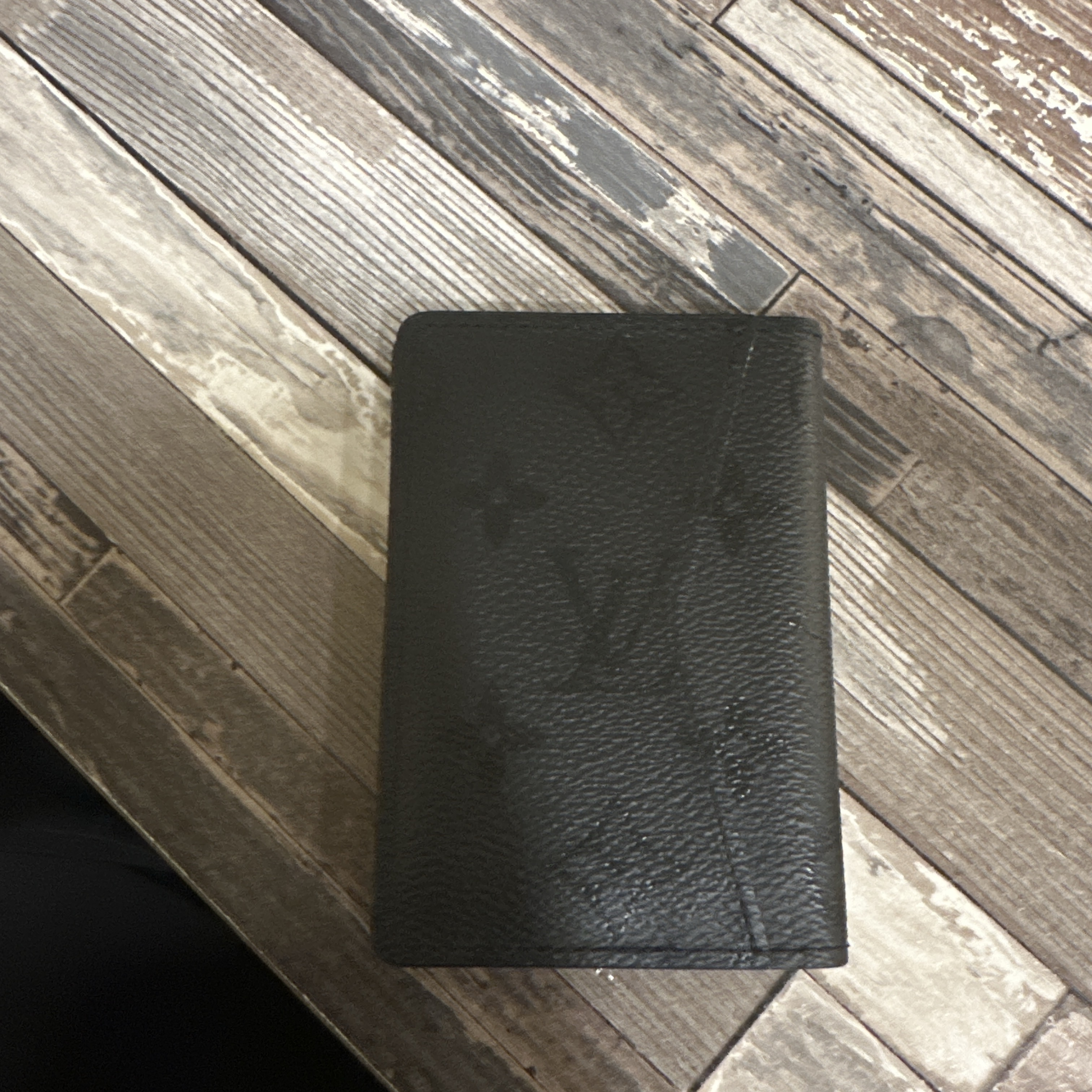 Louis Vuitton Pocket Organizer Monogram Eclipse 착용 스타일 - 3