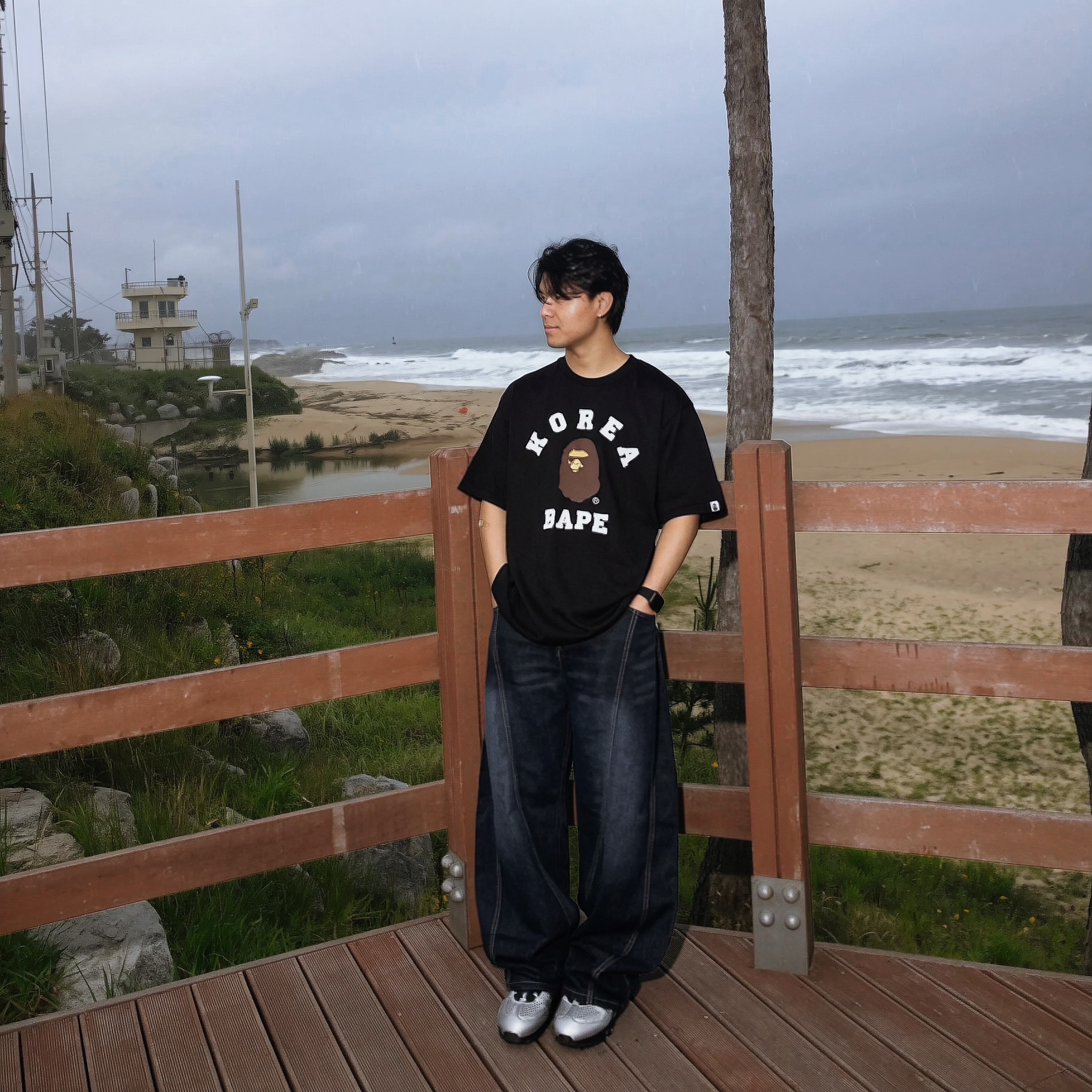 Nike x Palace Air Max 95 Metallic Silver Aluminum, BAPE Korea College Relaxed Fit T-Shirt Black 착용 스타일