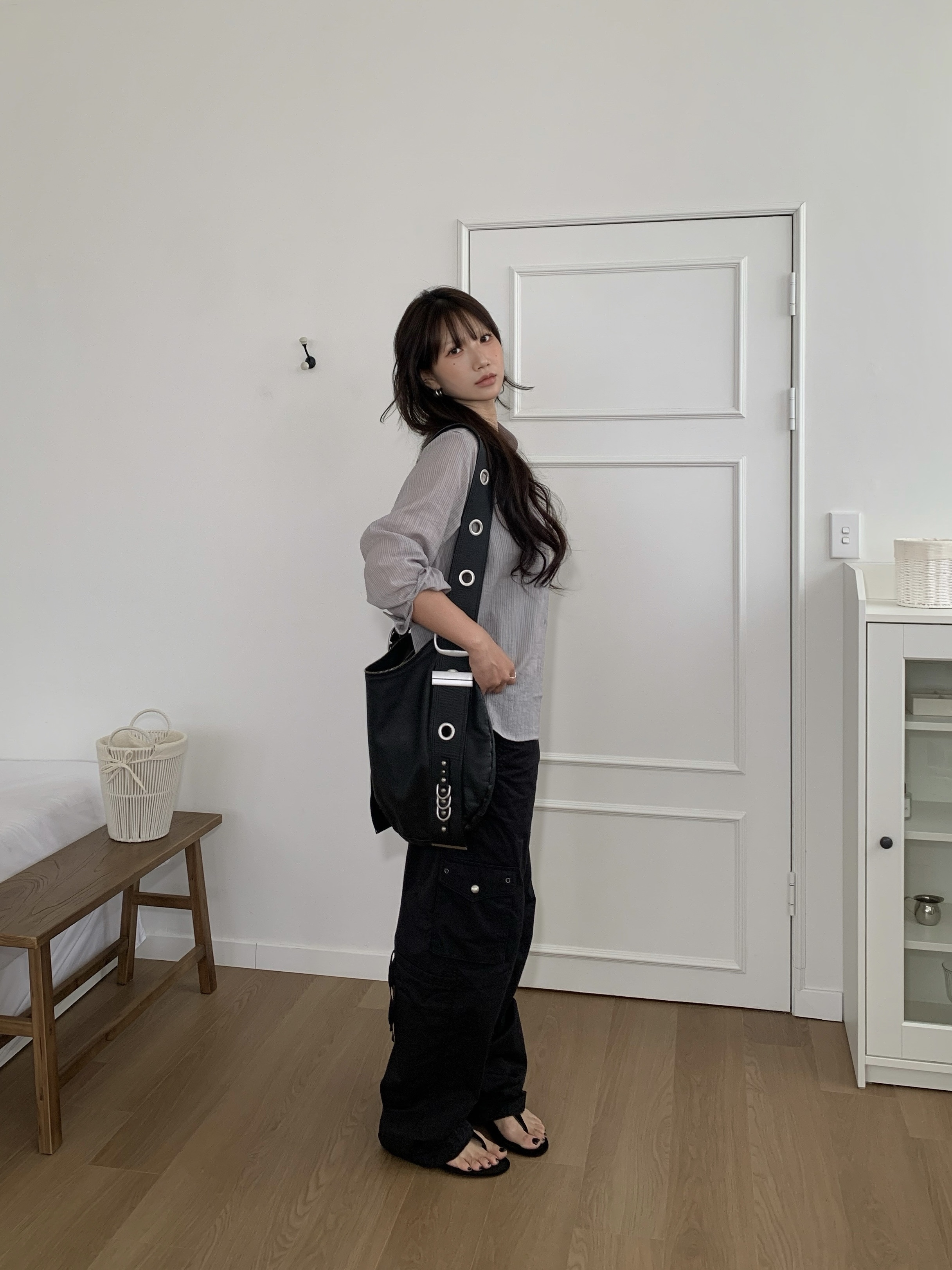 [KREAM 단독] Vacant Archive Bella Wide Strap Hobo Bag Black 착용 스타일