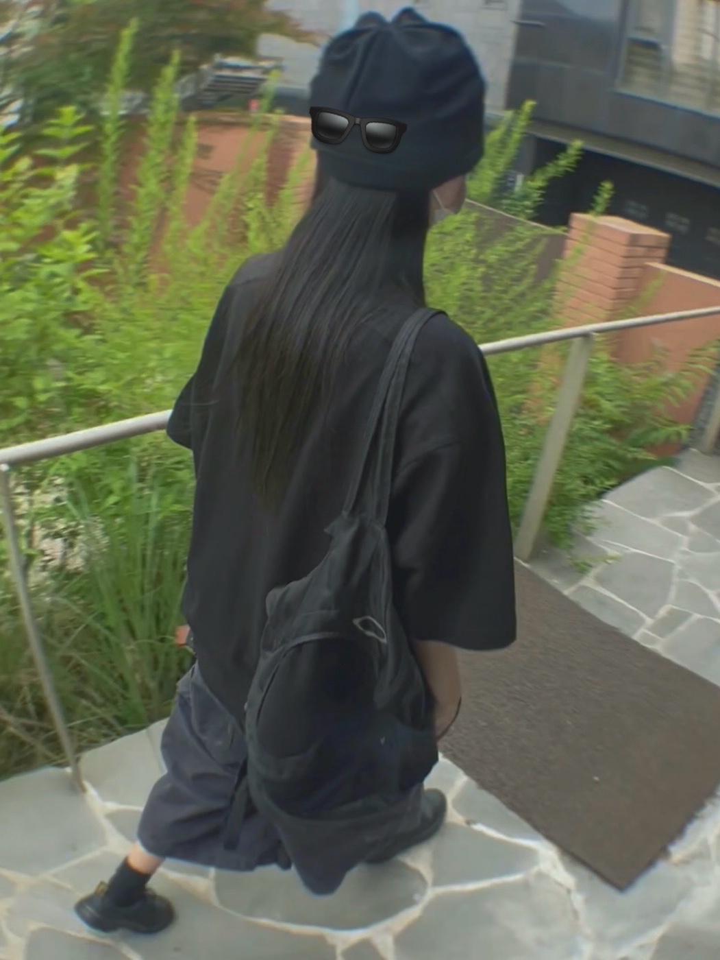 Dr. Martens Reeder Wyoming Leather Utility Shoes Black, Mischief Lightweight Zip Around Backpack Black 착용 스타일 - 1