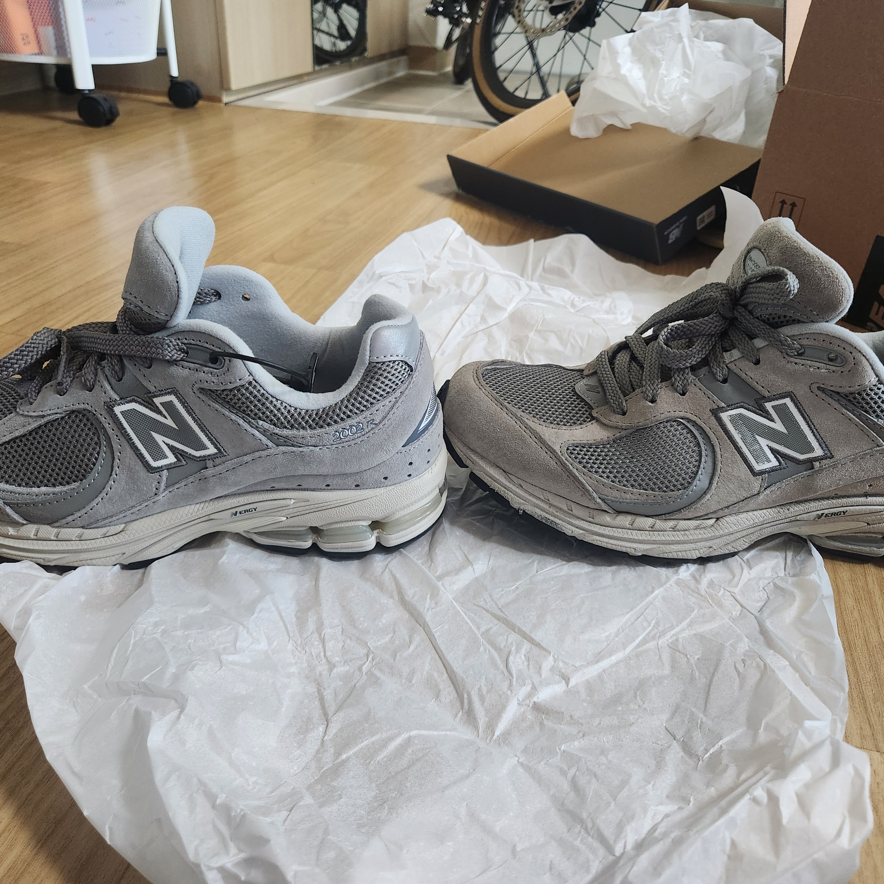 New Balance 2002R Grey 착용 스타일 - 1