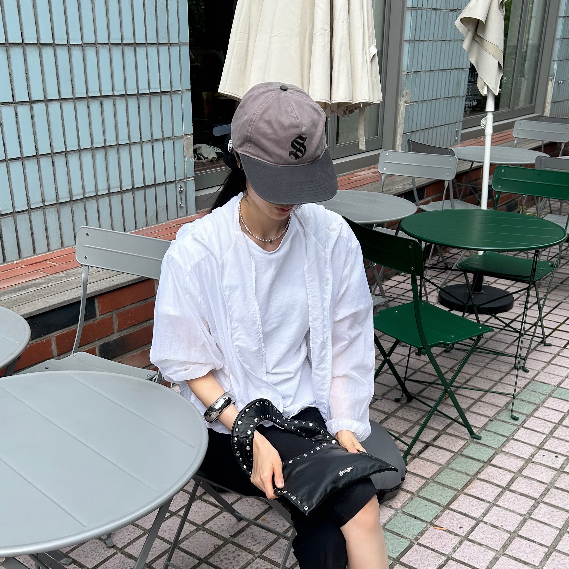 [예약 배송] Sunday Ceremony Old English Vintage Logo Cap - Lavender 착용 스타일 - 3