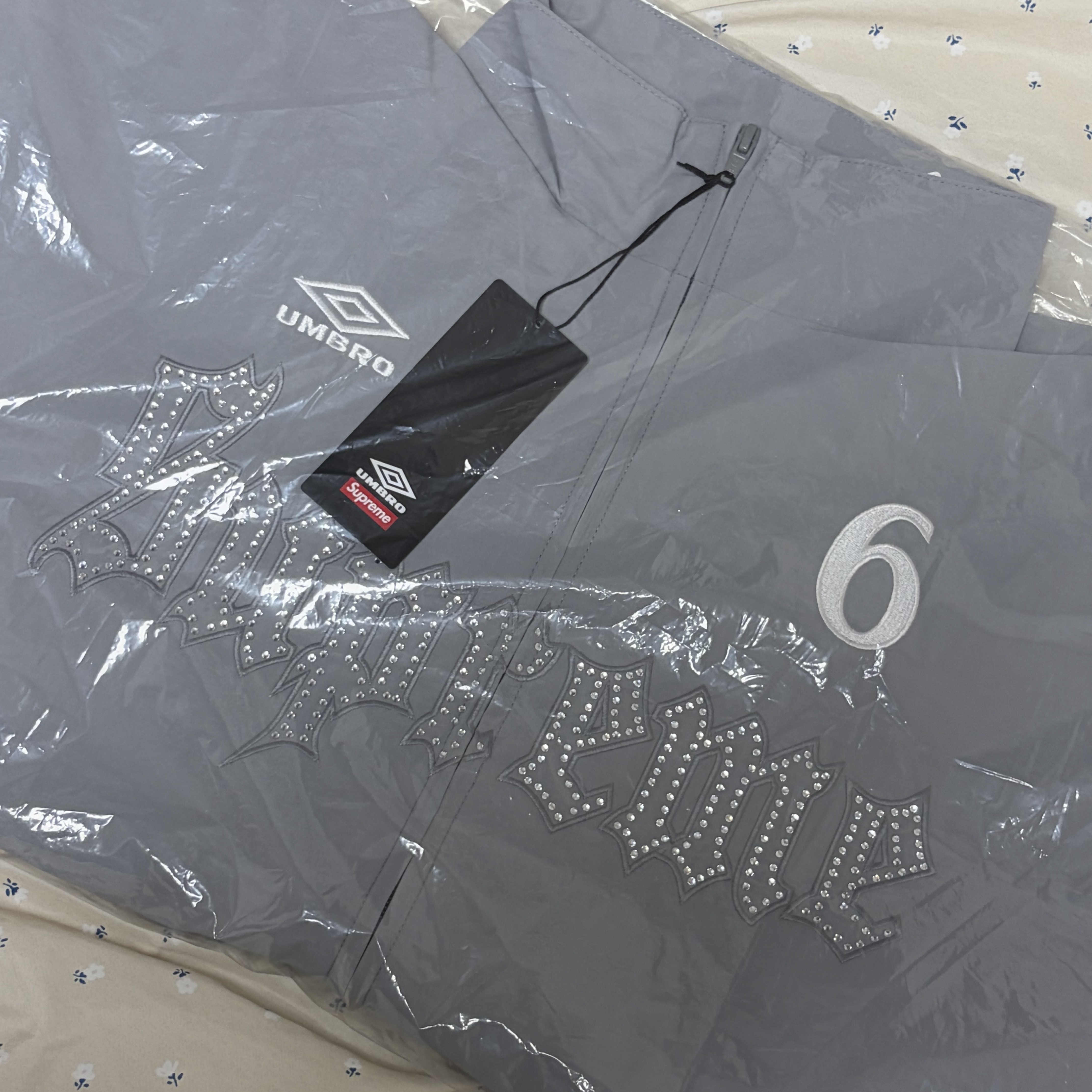 Supreme x Umbro Rhinestone Track Jacket Light Grey - 26SS 착용 스타일