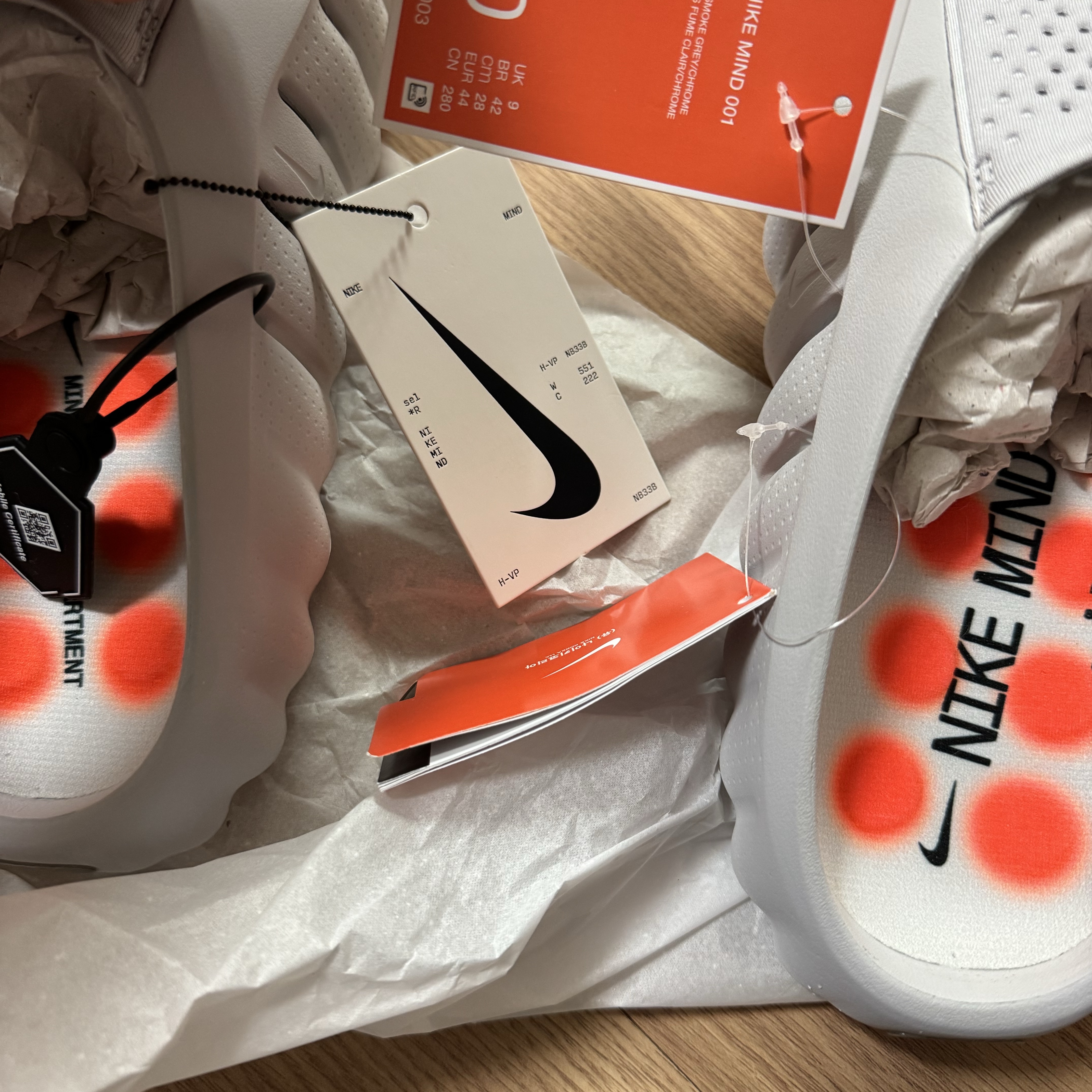 (W) Nike Mind 001 Sail Hyper Crimson, Nike Mind 001 Light Smoke Grey Chrome 착용 스타일 - 3