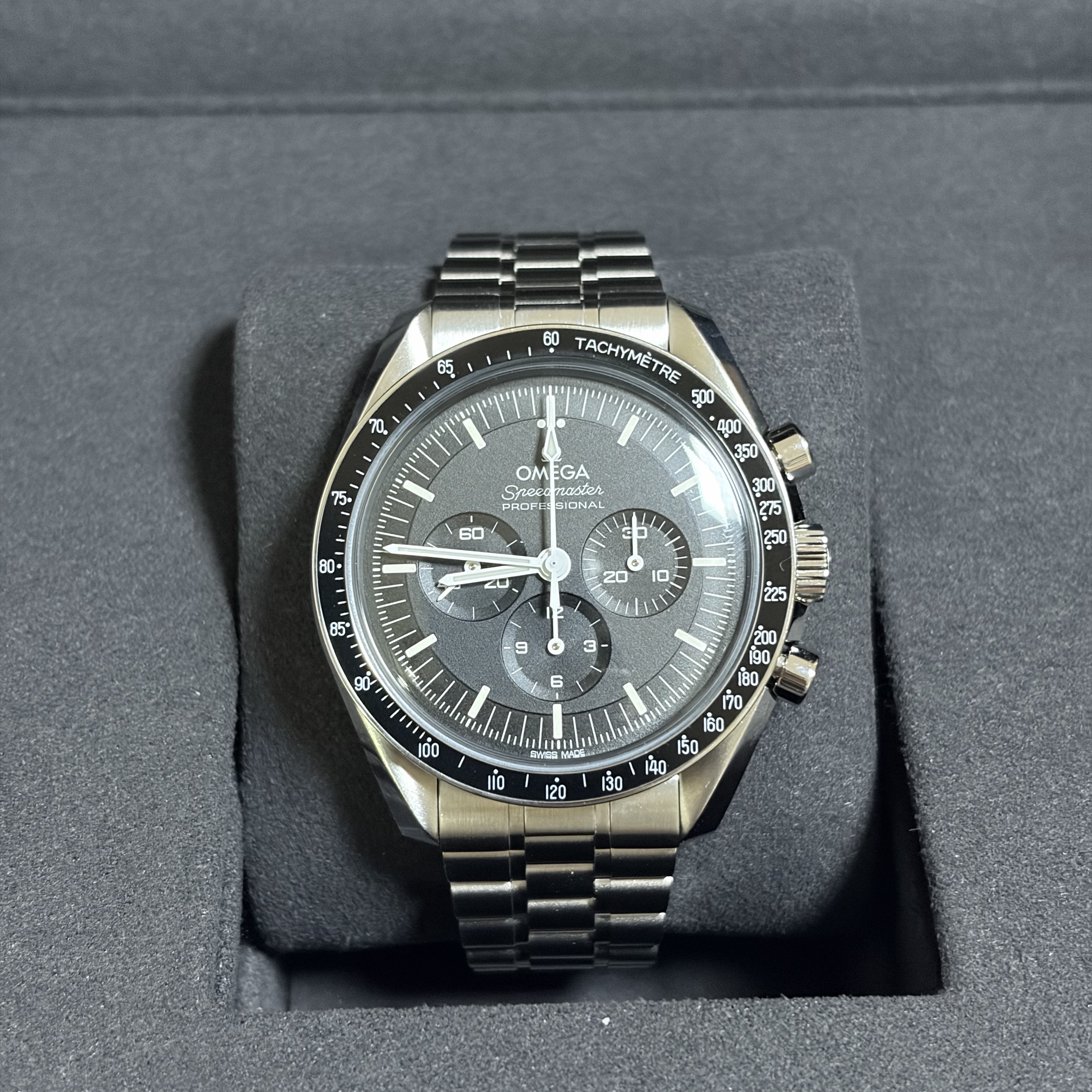 Omega Speedmaster Moonwatch Professional Co Axial Master Chronometer Chronograph Steel Black, Omega Speedmaster Moonwatch Professional Co Axial Master Chronometer Chronograph Steel Black (Transparent Caseback Ver.) 착용 스타일 - 2