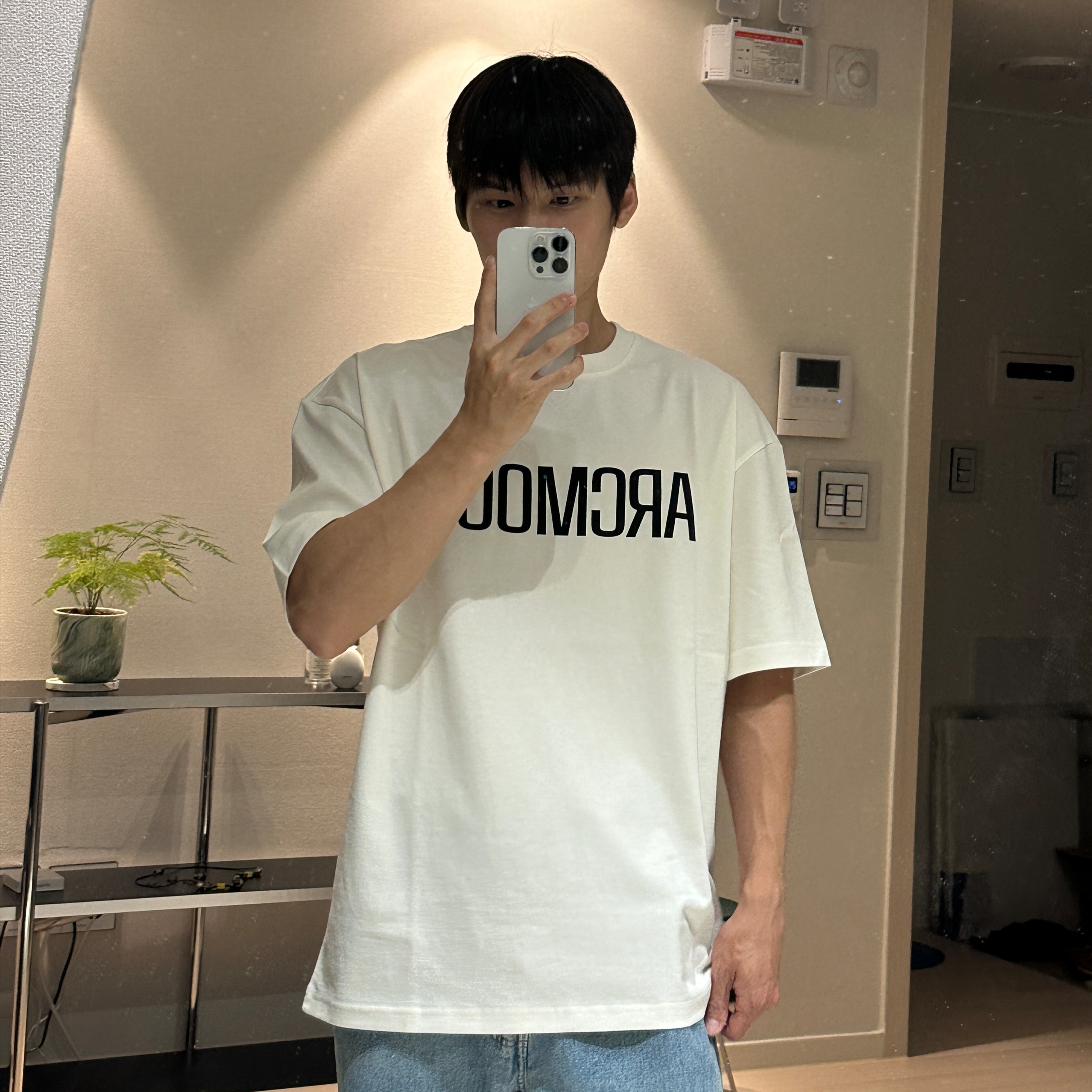 ARCMOOR Logo Tee Men Ivory, ARCMOOR Logo Tee Men Black 착용 스타일