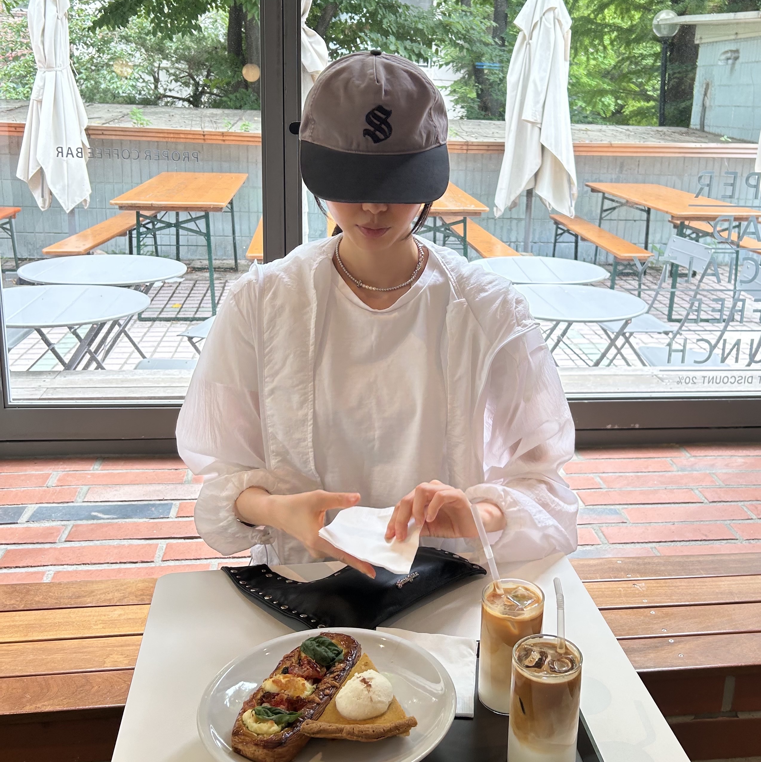 [예약 배송] Sunday Ceremony Old English Vintage Logo Cap - Lavender 착용 스타일 - 5