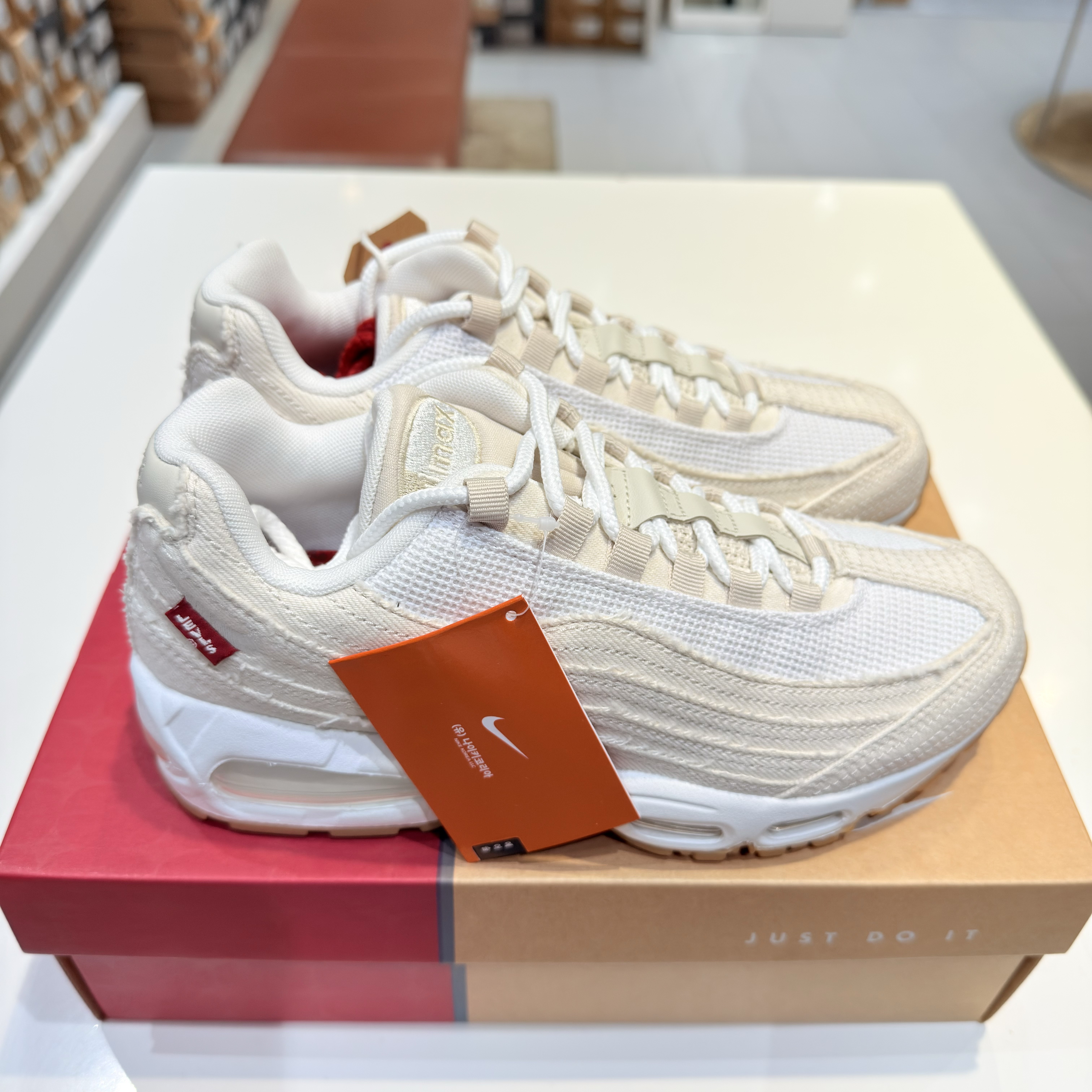 Nike x Levi's Air Max 95 White and Ecru 착용 스타일 - 5