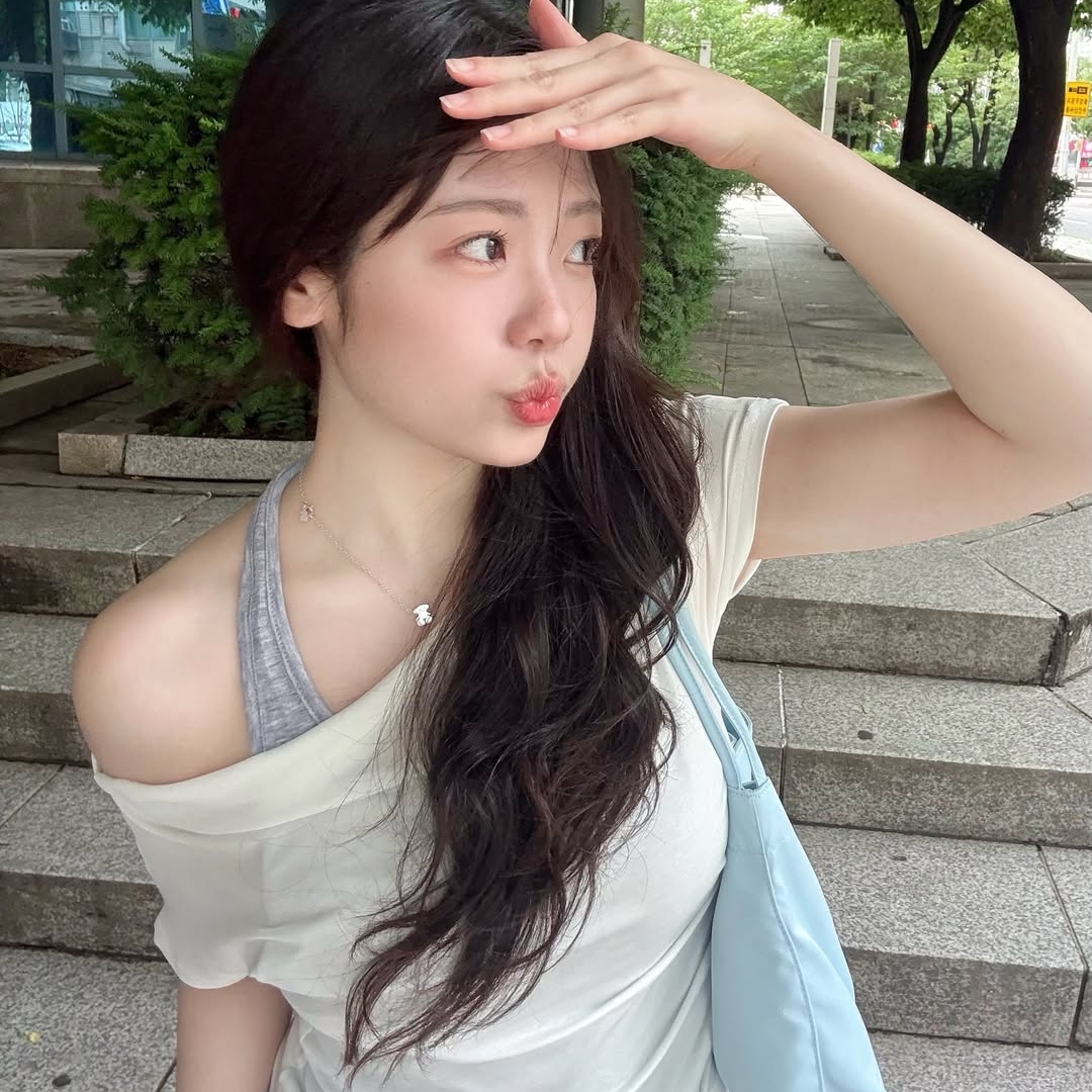 ARCMOOR Draped Off-Shoulder White, ARCMOOR Draped Off-Shoulder Light Grey 착용 스타일 - 2