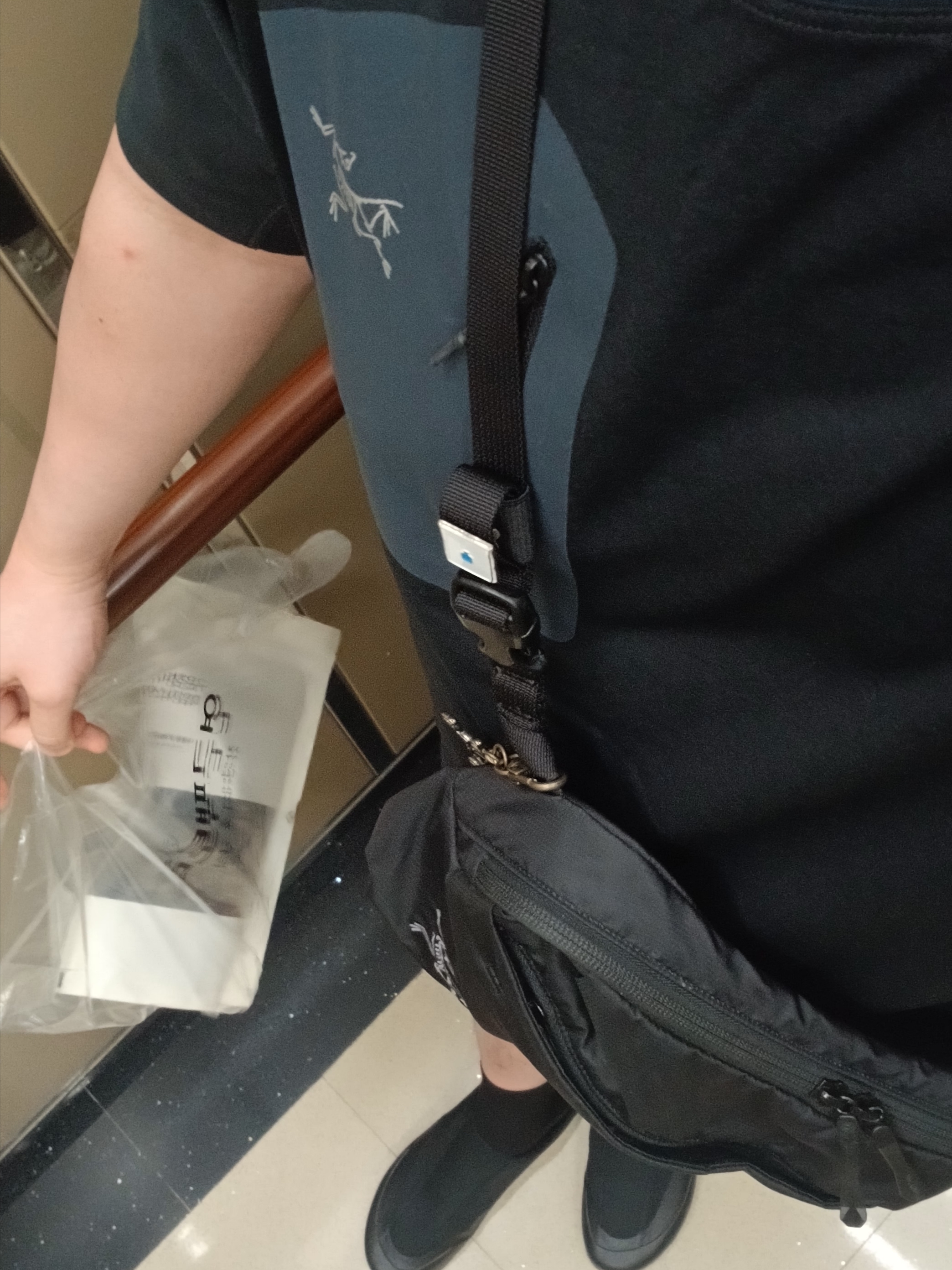 Arc'teryx Konseal Pocket T-Shirt Black Grey, Arc'teryx Heliad 6 Crossbody Bag Black 착용 스타일 - 1