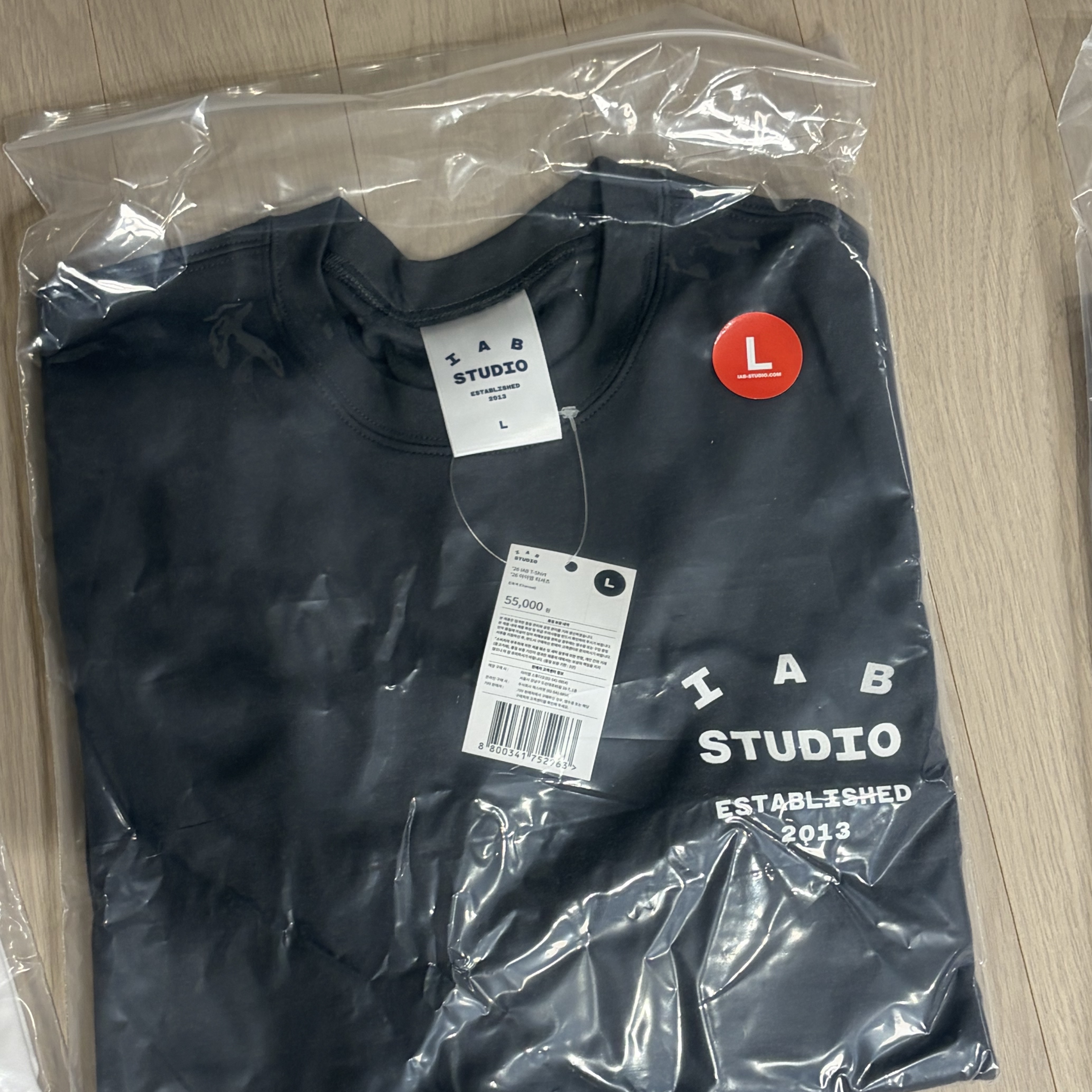 IAB Studio 26 IAB T-Shirt Charcoal White 착용 스타일