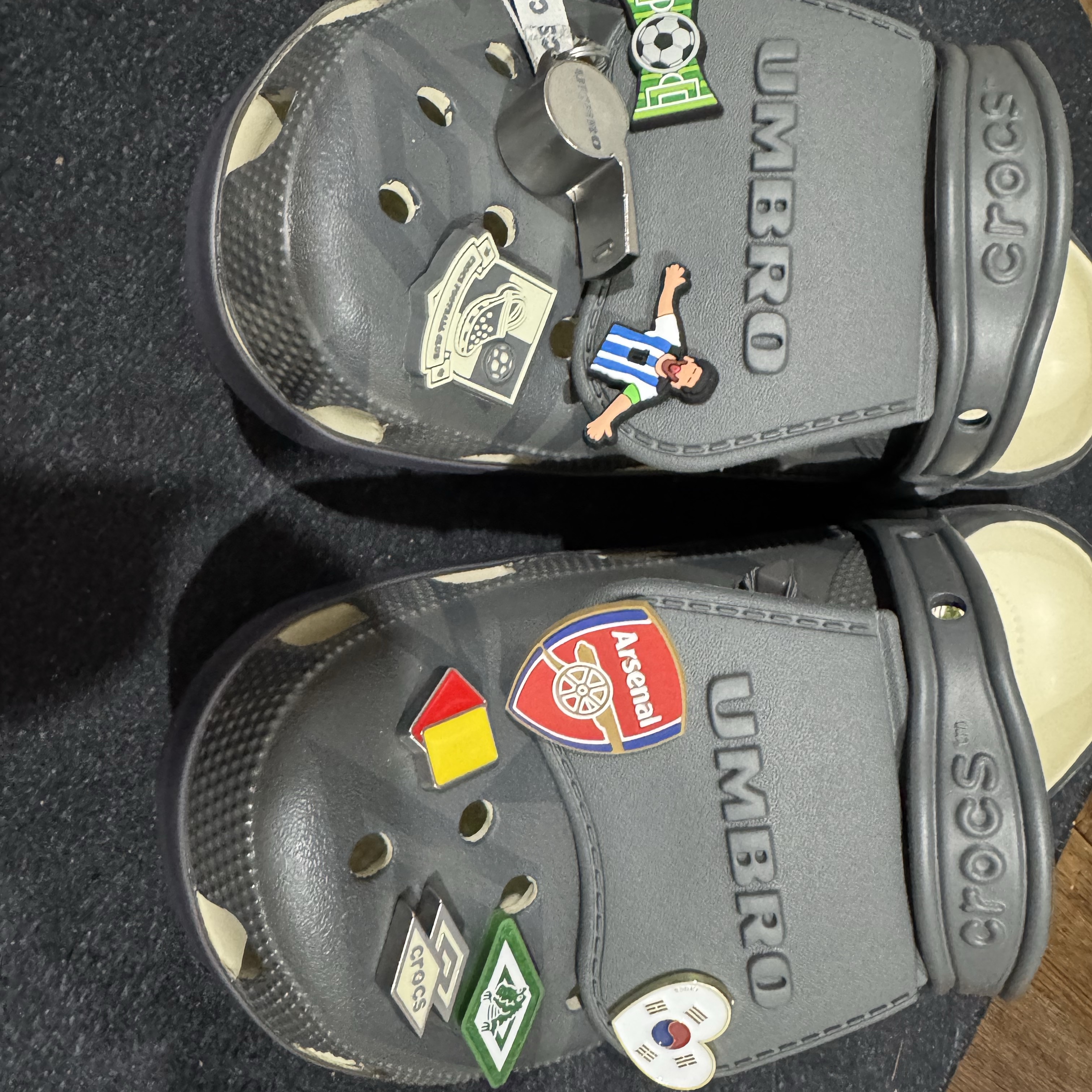 Crocs x Umbro Classic Clog Bone Slate Grey 착용 스타일