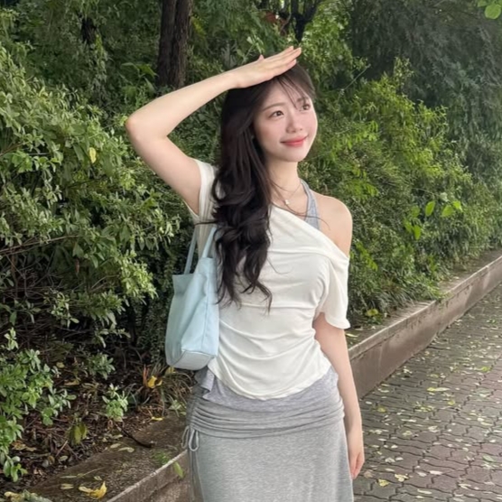 ARCMOOR Draped Off-Shoulder White, ARCMOOR Draped Off-Shoulder Light Grey 착용 스타일 - 1
