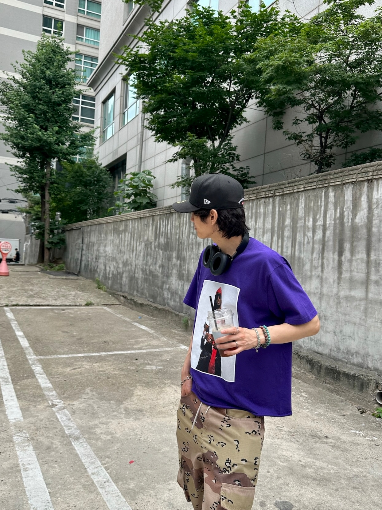 Supreme Playboi Carti T-Shirt Purple - 25FW, Supreme Gold Cross S Logo New Era Black - 24SS 착용 스타일 - 1