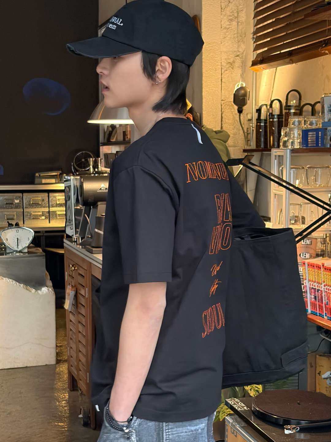 NOMANUAL W.B T-shirt Black, NOMANUAL W.B T-shirt Charcoal 착용 스타일 - 5