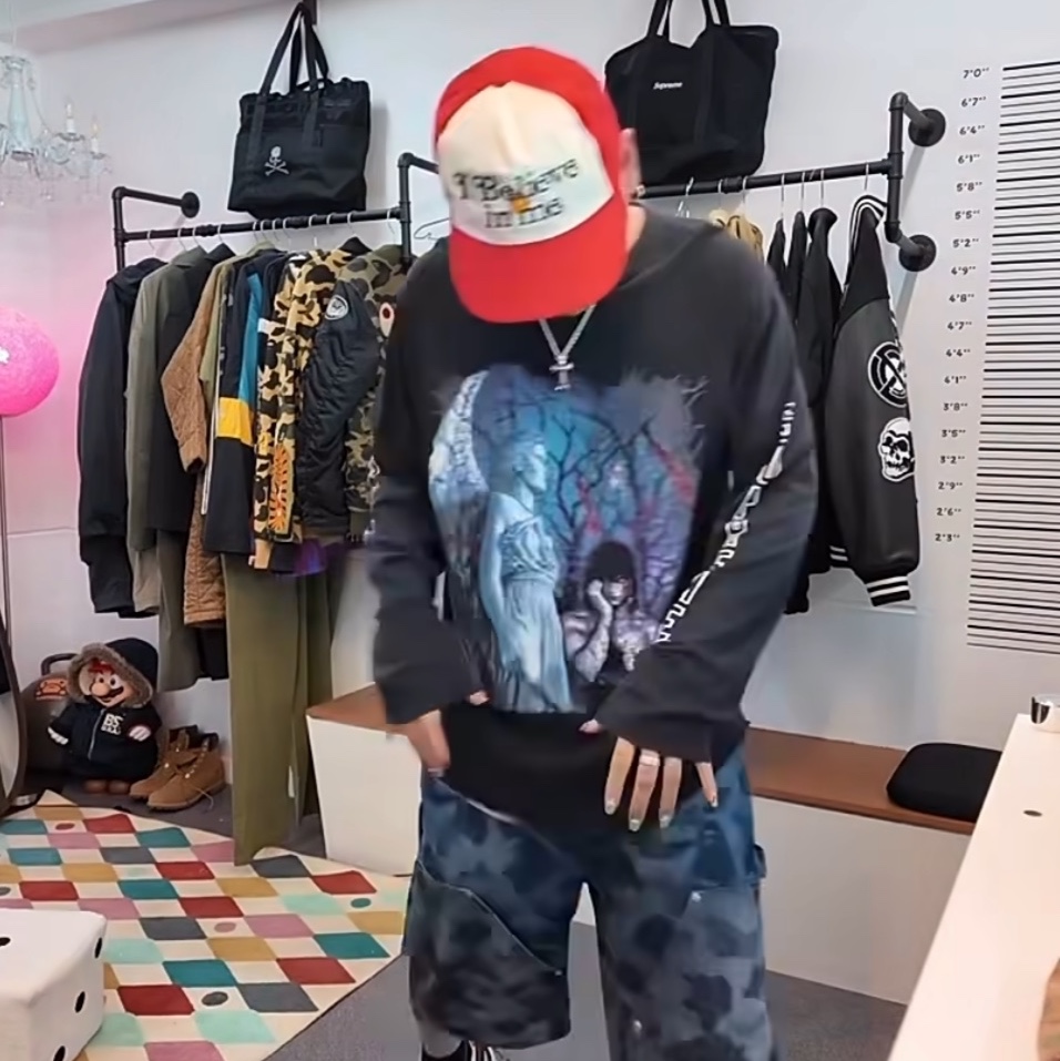 Peaceminusone x Verdy 5 Panel Ball Cap Red 착용 스타일 - 2