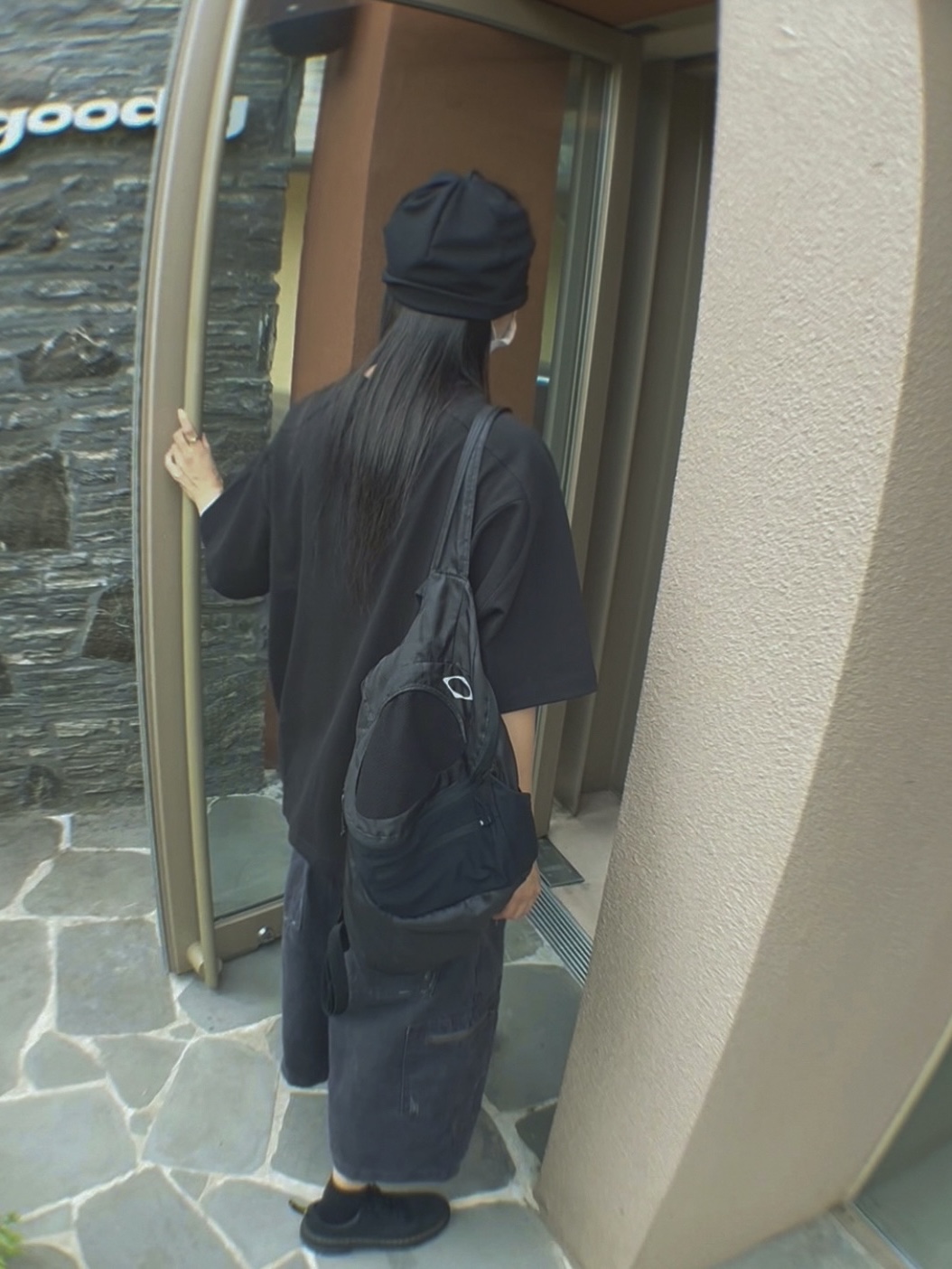 Dr. Martens Reeder Wyoming Leather Utility Shoes Black, Mischief Lightweight Zip Around Backpack Black 착용 스타일 - 2