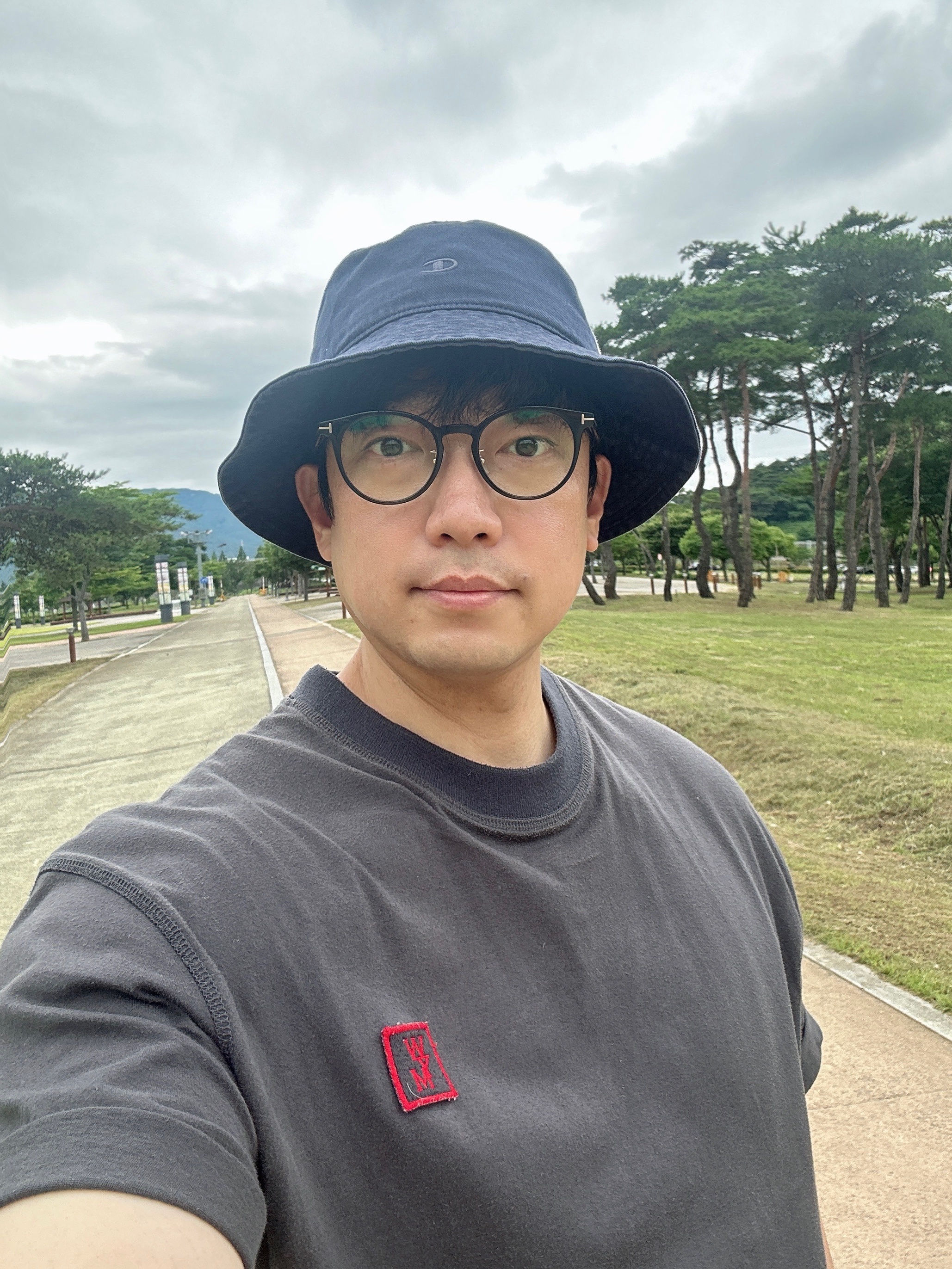 Champion x Thisisneverthat Bucket Hat Normal Navy, Nike Air Max 270 React American Modern Summit White 착용 스타일 - 1