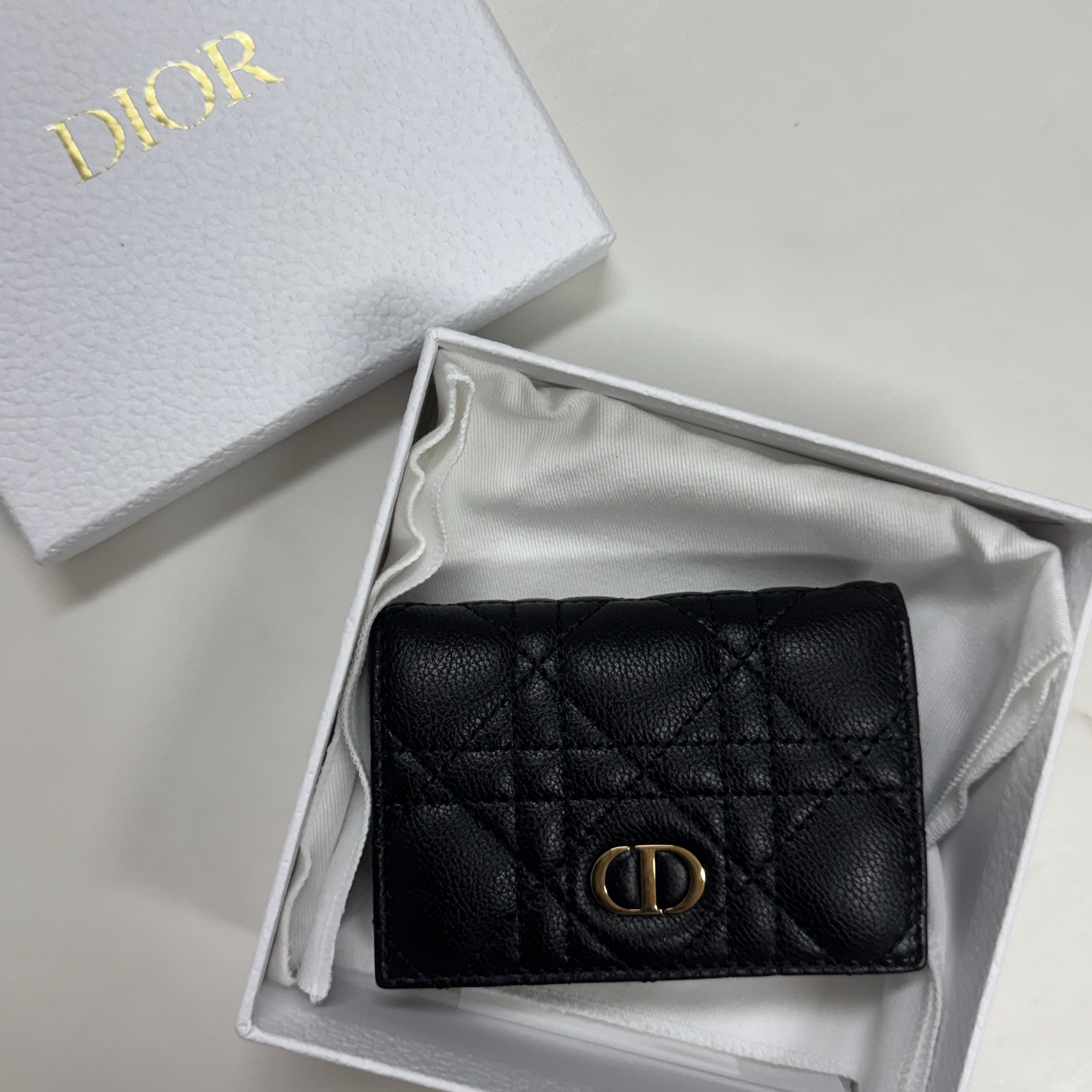 Dior Caro XS Wallet Supple Cannage Calfskin Black 착용 스타일