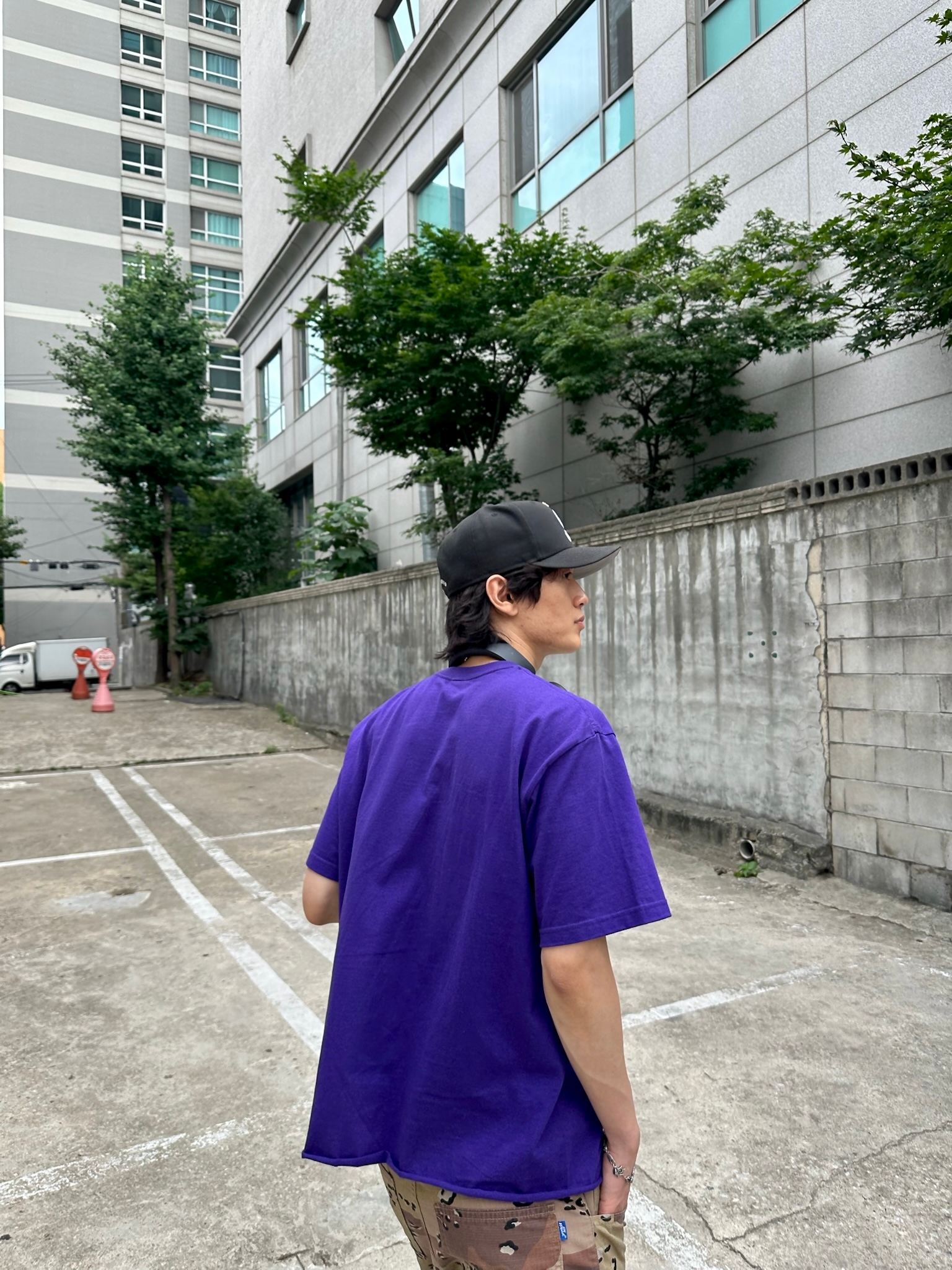 Supreme Playboi Carti T-Shirt Purple - 25FW, Supreme Gold Cross S Logo New Era Black - 24SS 착용 스타일 - 4