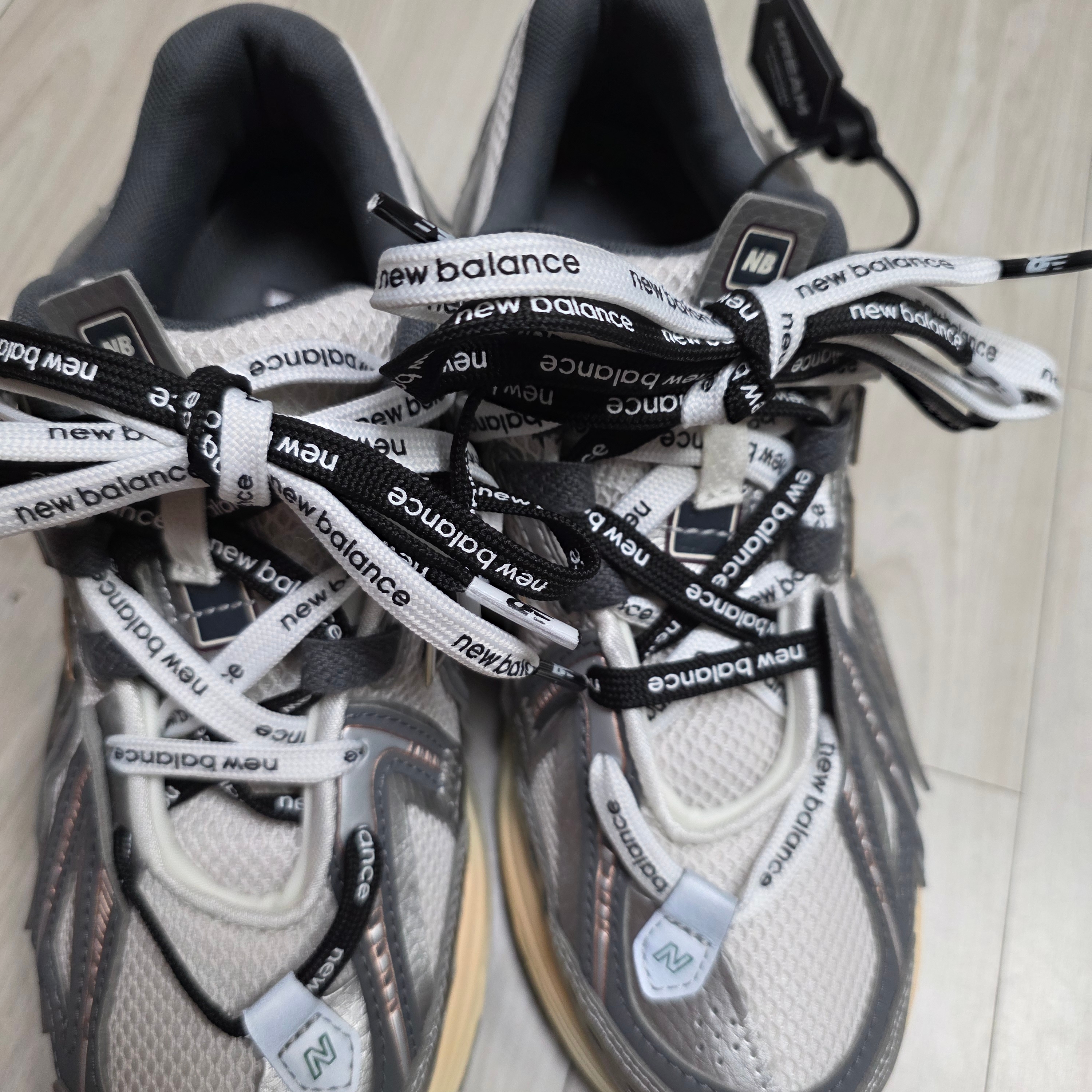 New Balance 1906A Silver Metallic Castlerock 착용 스타일