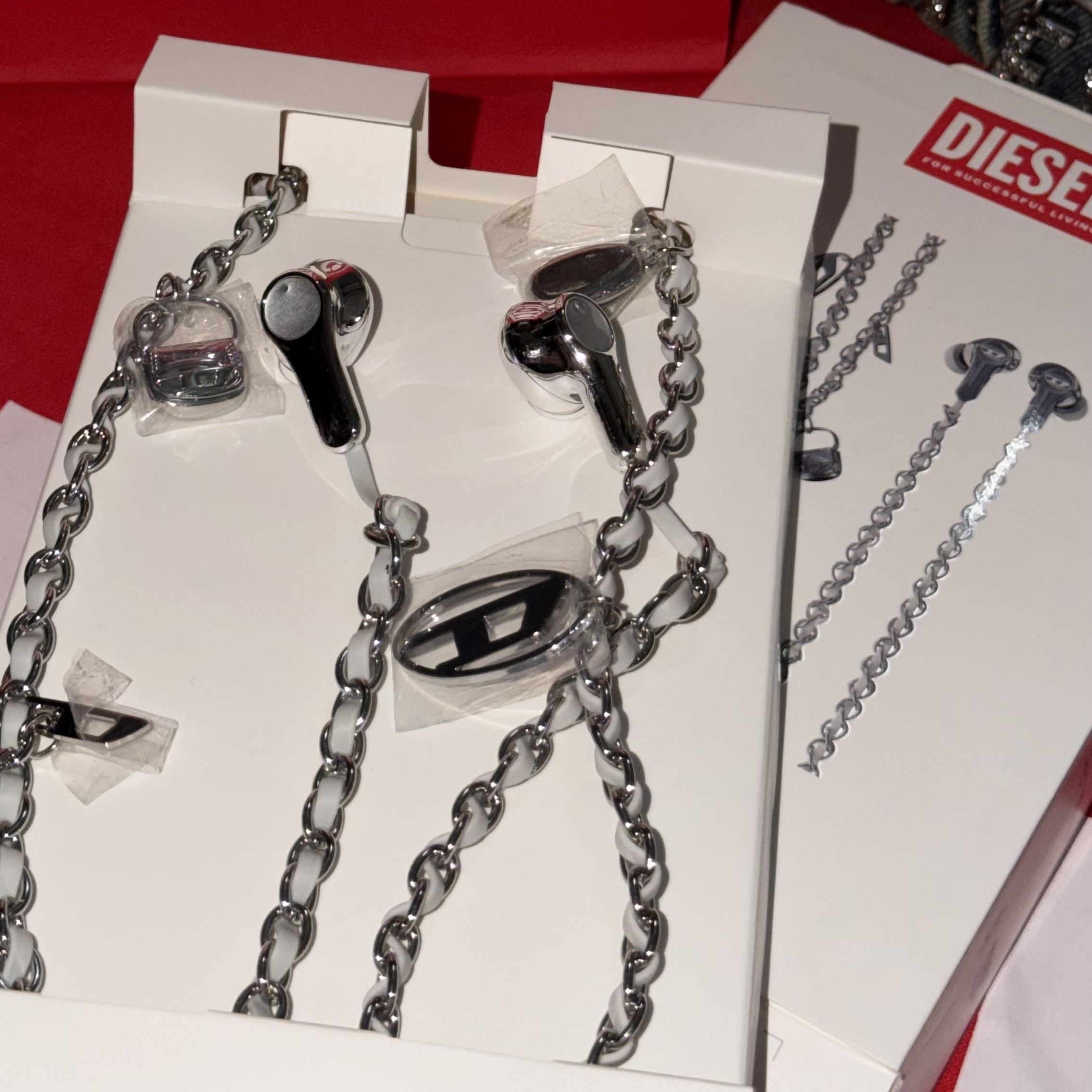 Diesel Wired Earbuds Silver (Korean Ver.) 착용 스타일
