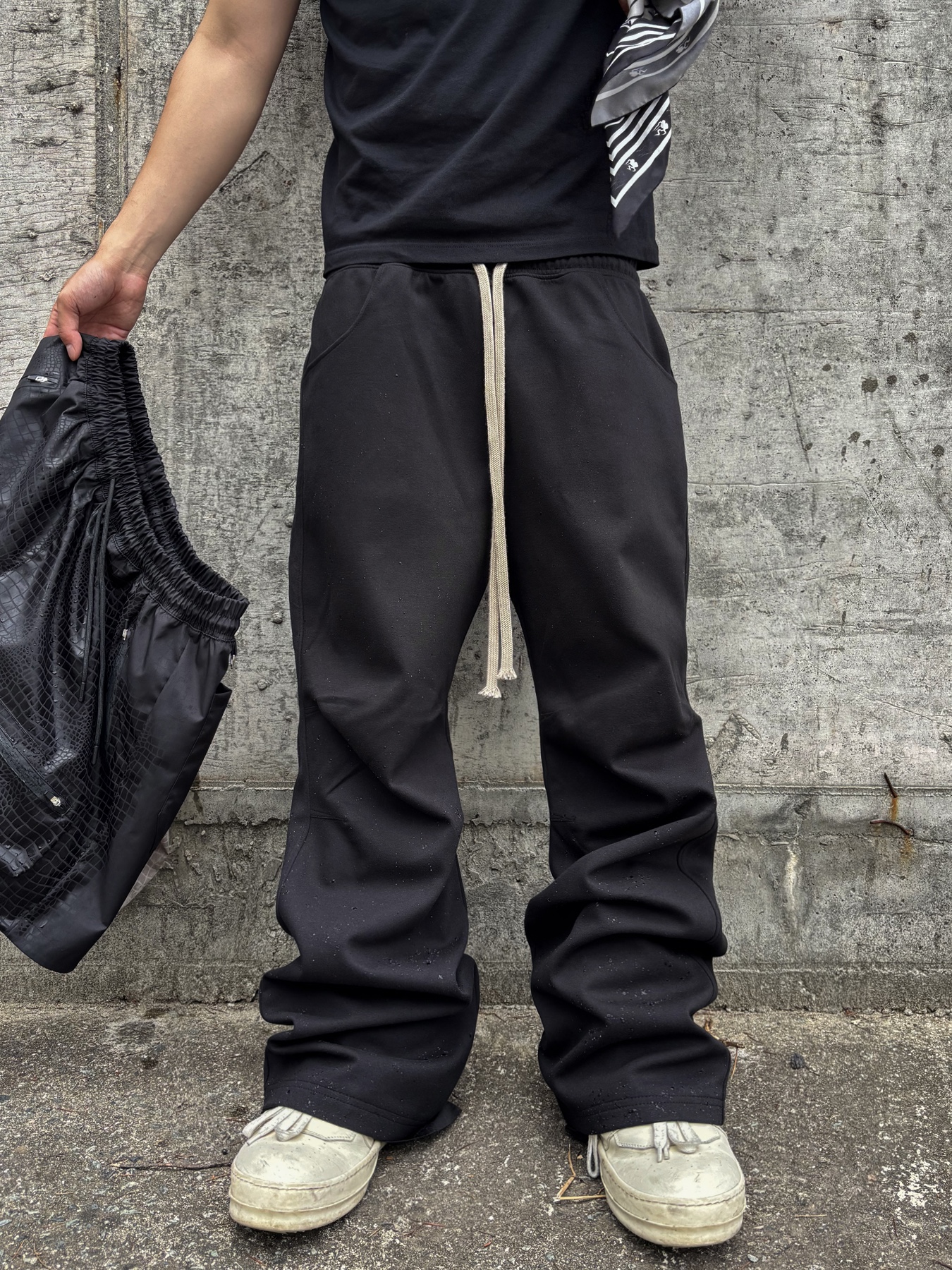 (W) Rick Owens Geobasket Sneakers Milk, Wapworks Flare Layerd Sweat Pants Black 착용 스타일 - 4