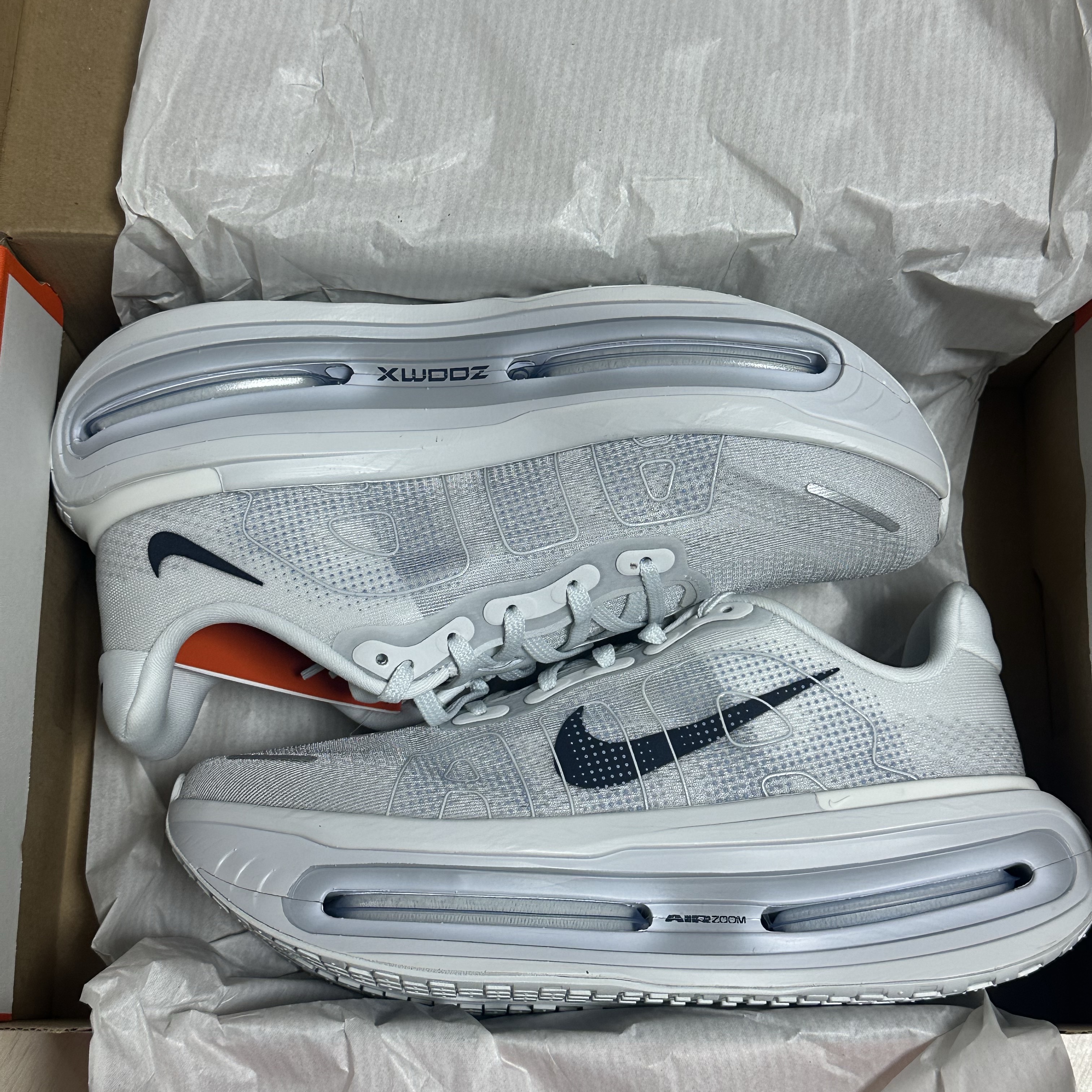 Nike Vomero Premium Off White Grey Fog 착용 스타일 - 7