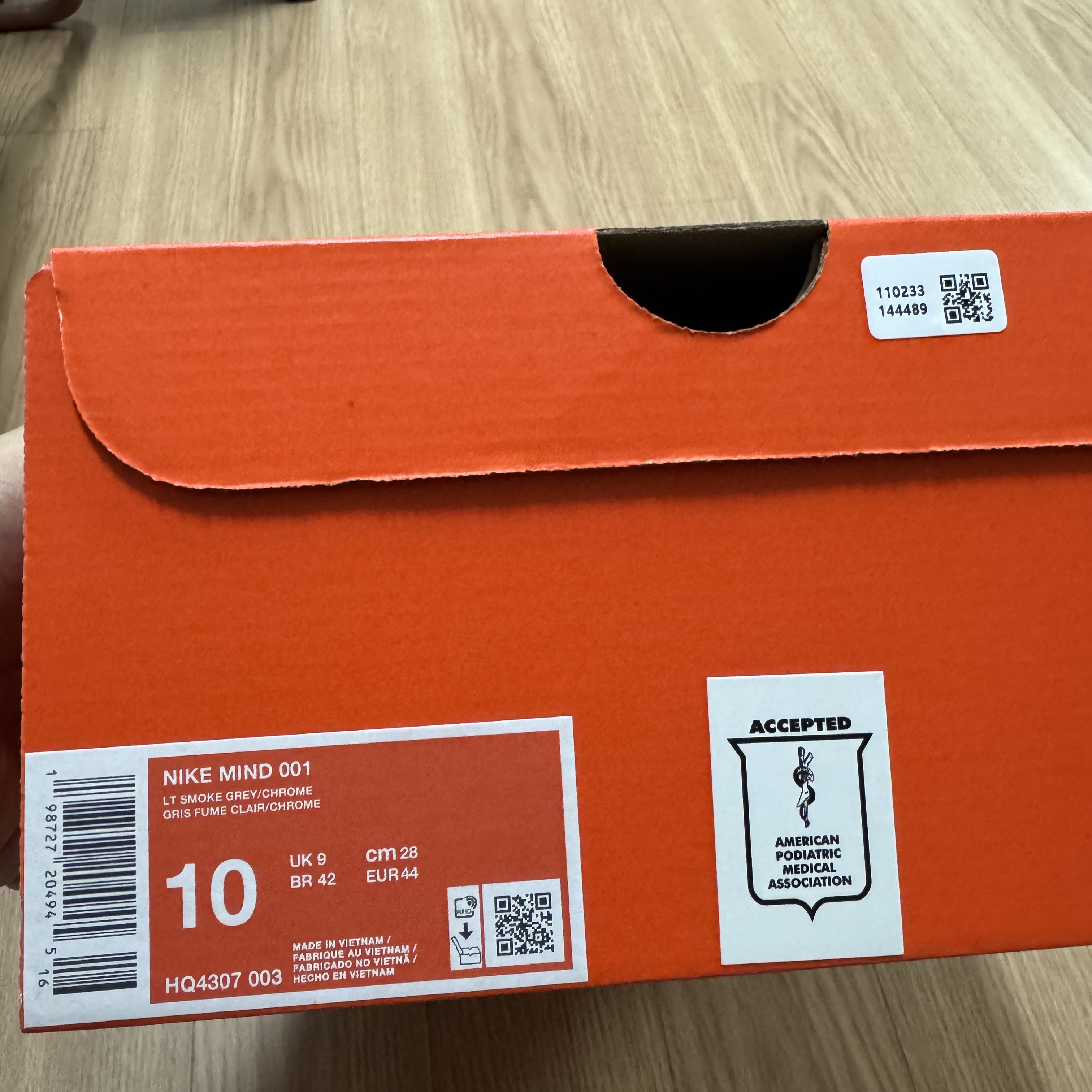 (W) Nike Mind 001 Sail Hyper Crimson, Nike Mind 001 Light Smoke Grey Chrome 착용 스타일 - 1
