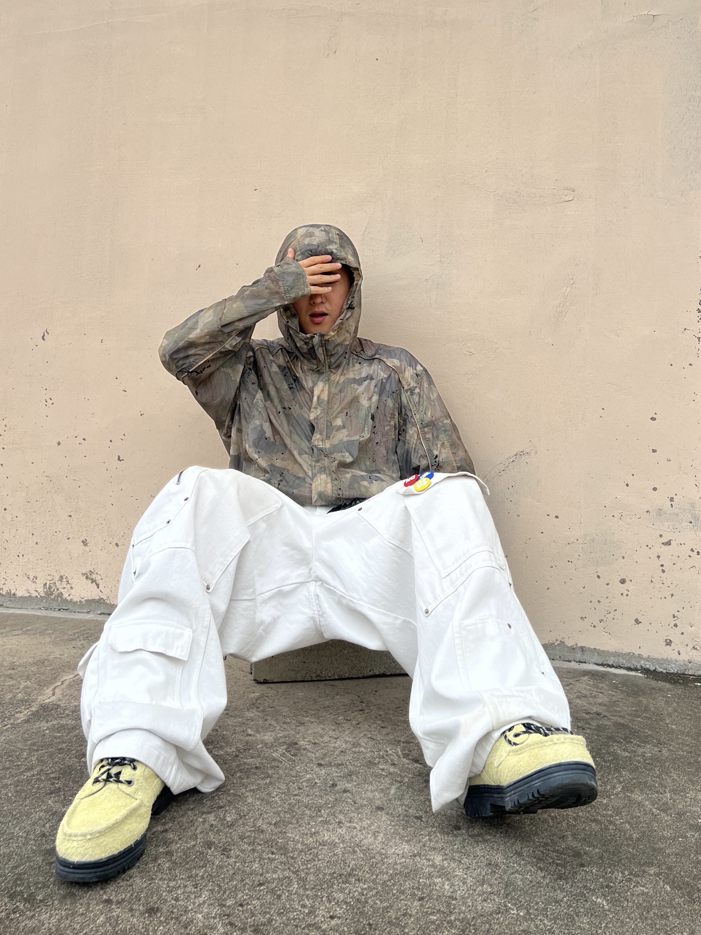 Nos Couleurs x Koin x Llud Rivet Carpenter Pants White, Timberland Heritage Gore-Tex Moc Toe Mid Boots Light Green Suede - Wide 착용 스타일 - 2