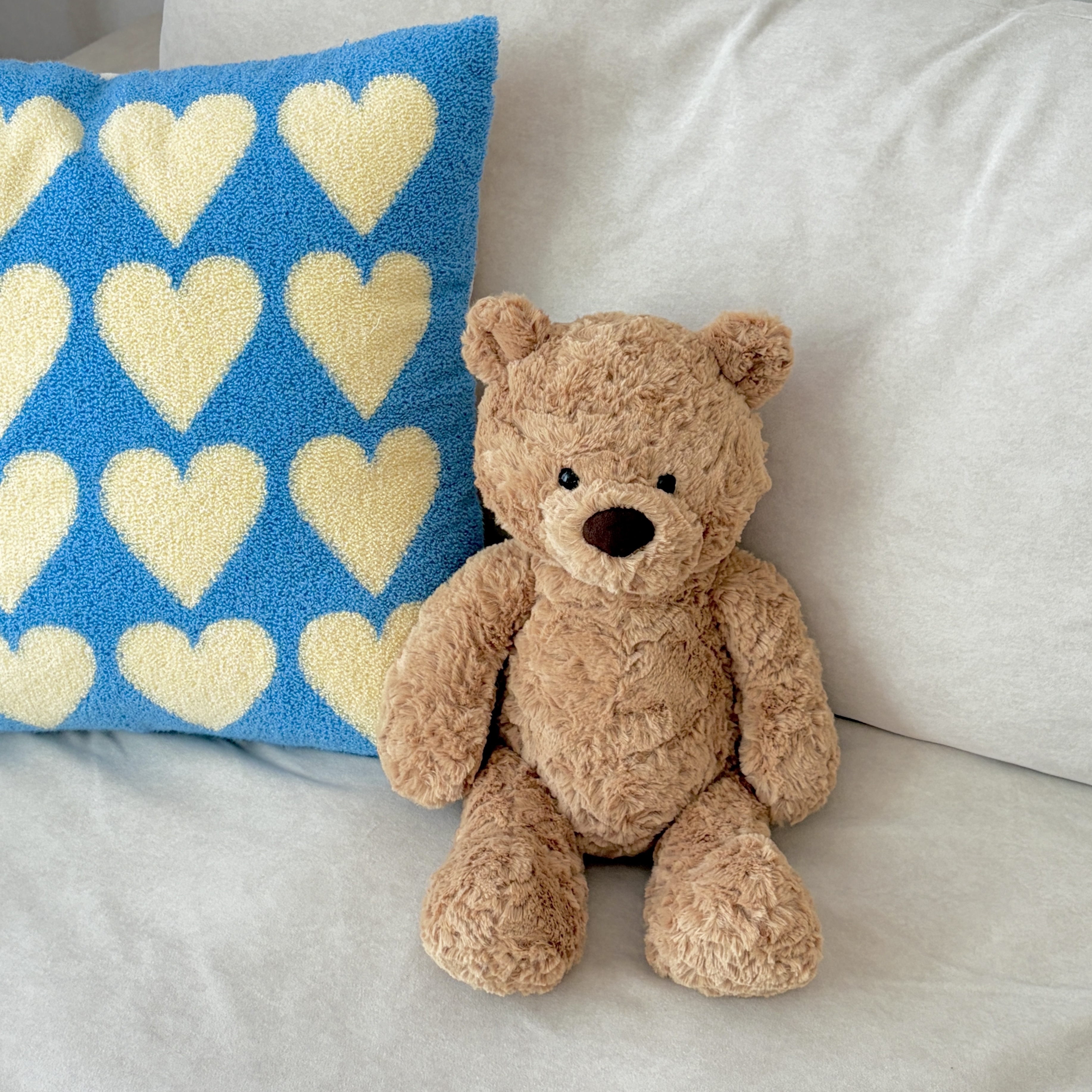 Jellycat Bumbly Bear Medium Brown 착용 스타일 - 3