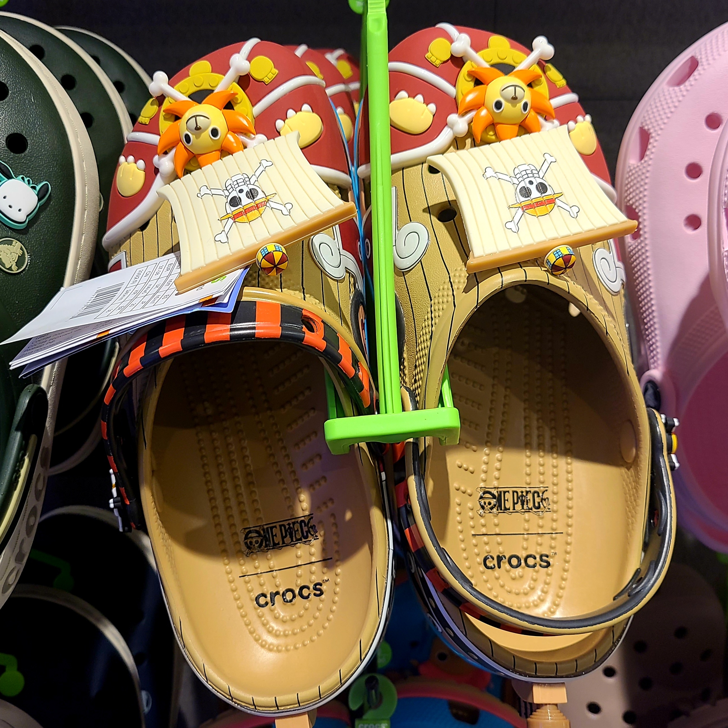 Crocs x One Piece Thousand Sunny Classic Clog Multi, Asics Jog 100 S SMU Glacier Grey Pure Silver - 2E Wide 착용 스타일 - 2