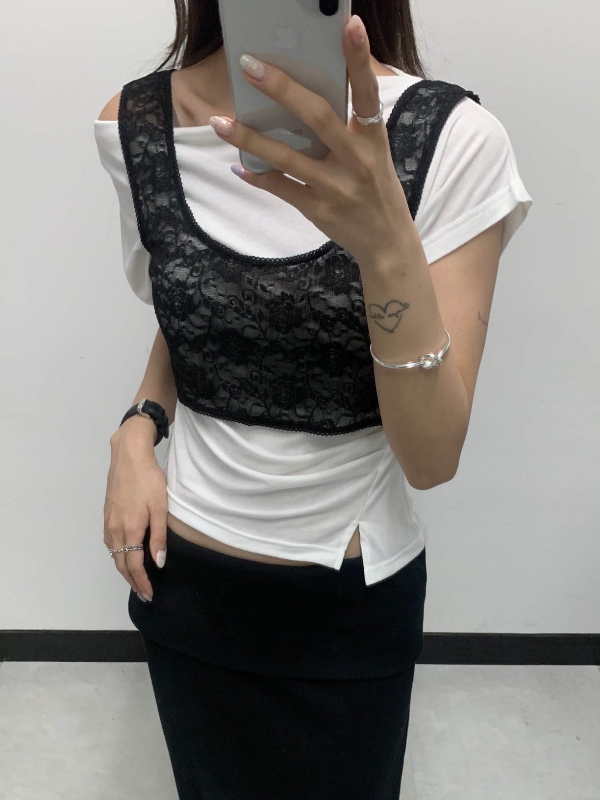 (W) Celine Knot Extra Thin Bracelet in Brass with Rhodium Finish Silver, Daniel Wellington 28mm Petite Ashfield Silver 착용 스타일