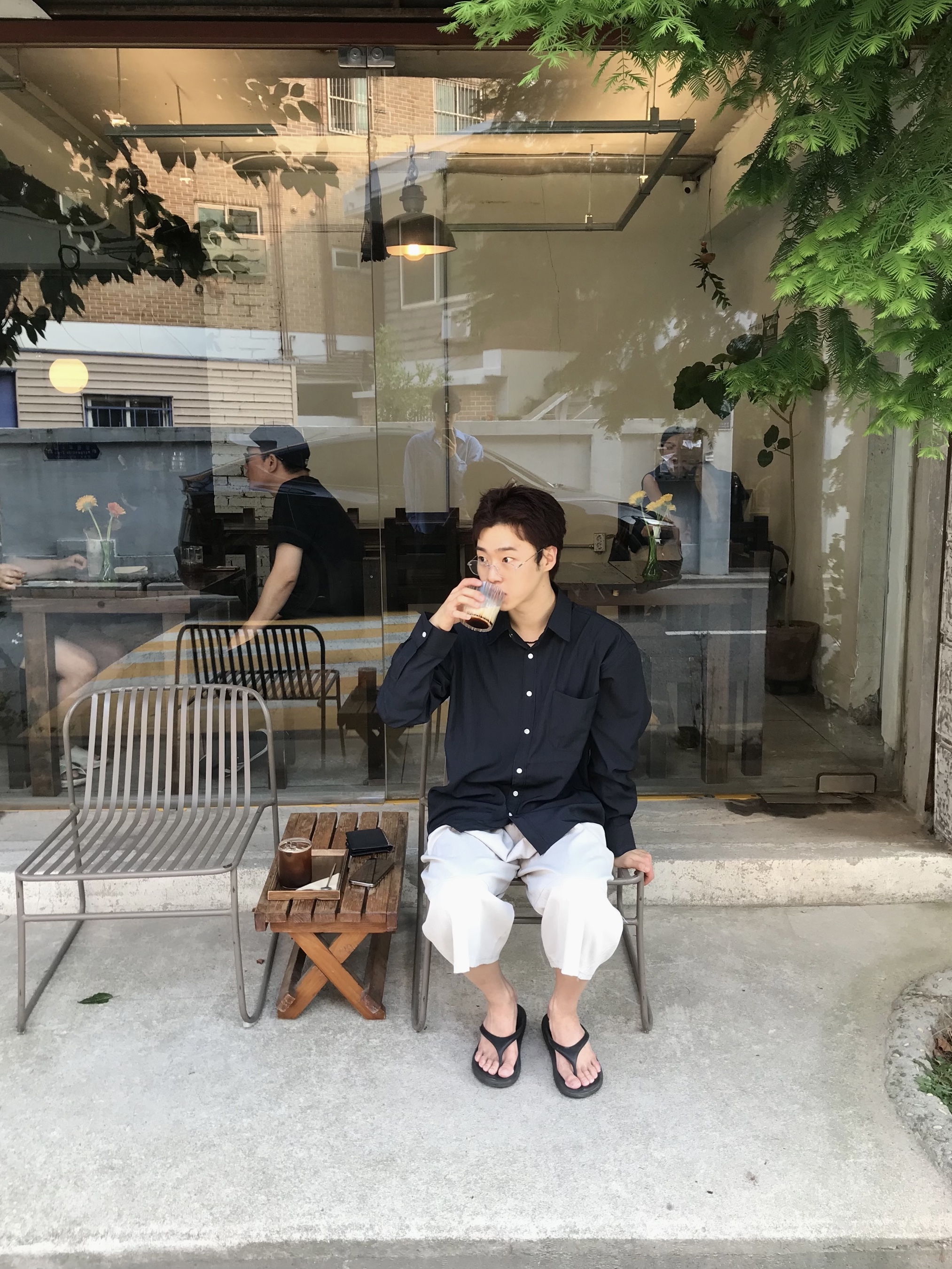 [KREAM 단독] Hangle Blue Light Silver Titan Square Rimless, A.P.C. Daniela Shopping Bag Indigo 착용 스타일 - 1