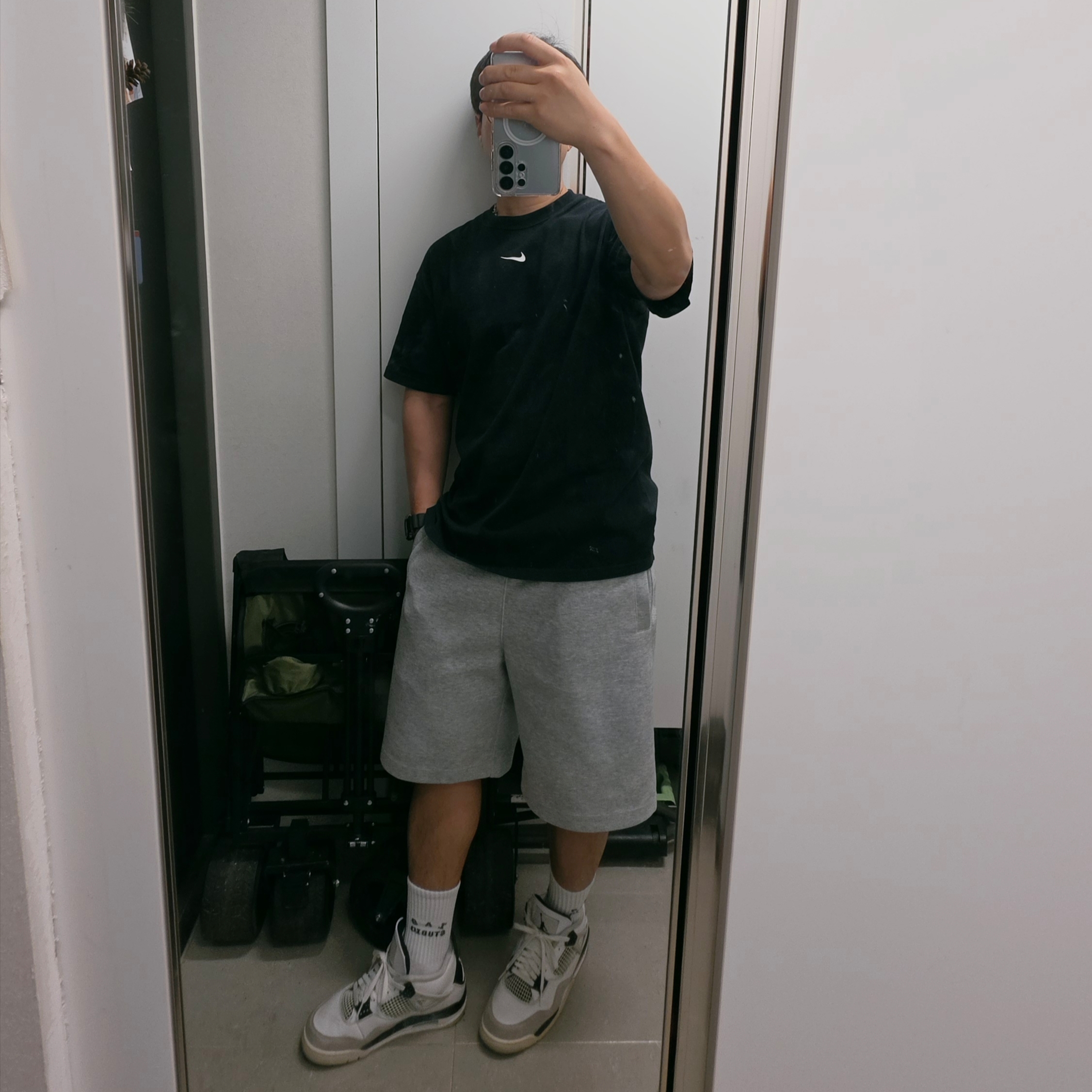 Jordan 4 Retro White and Black 착용 스타일