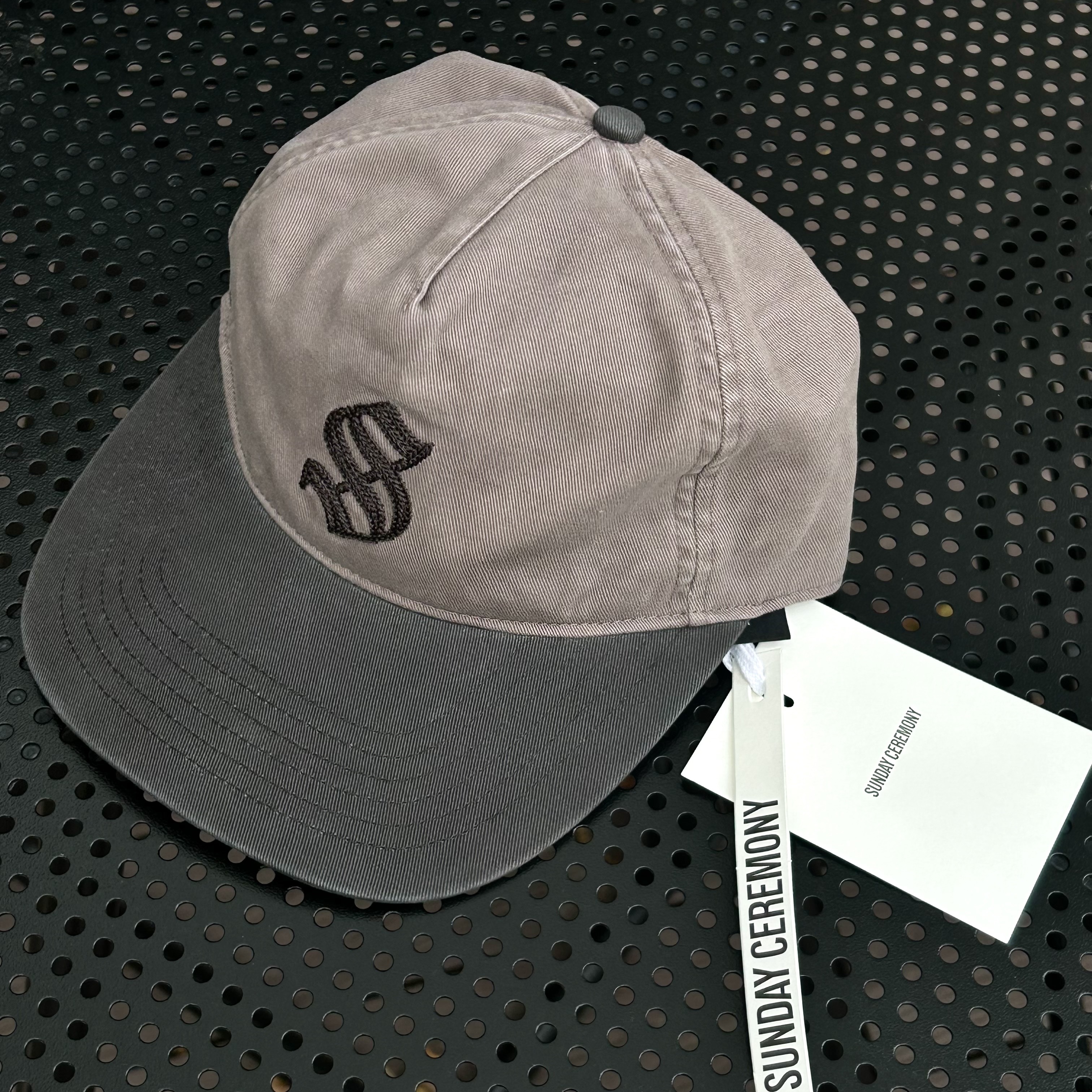 [예약 배송] Sunday Ceremony Old English Vintage Logo Cap - Lavender 착용 스타일 - 2