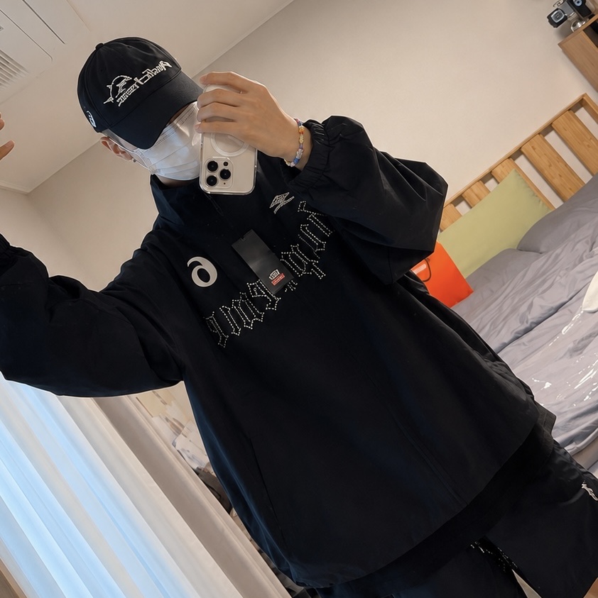 Supreme x Umbro Rhinestone Track Jacket Black - 26SS 착용 스타일 - 2