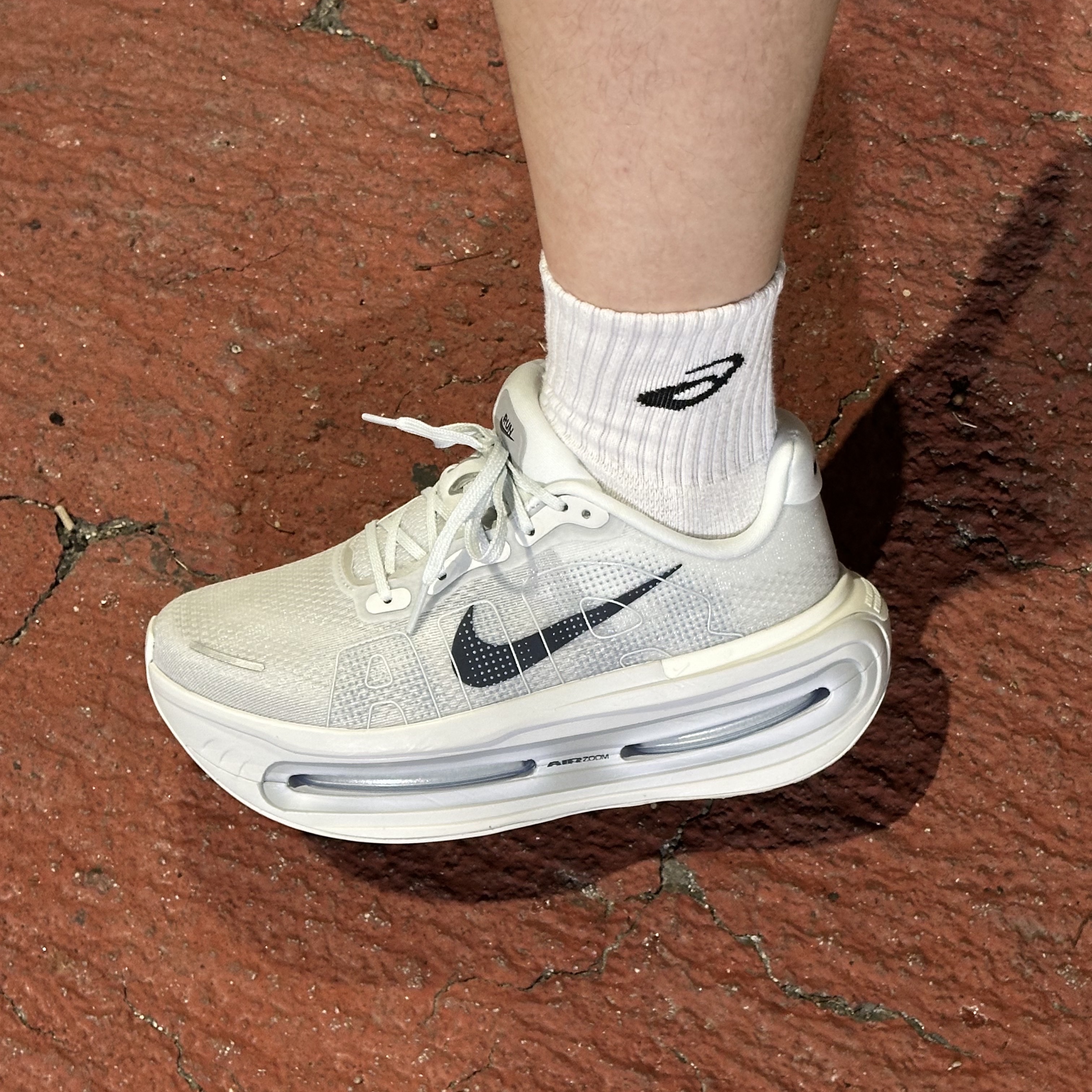 Nike Vomero Premium Off White Grey Fog 착용 스타일 - 2