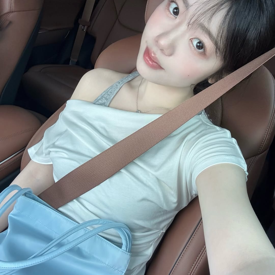 ARCMOOR Draped Off-Shoulder White, ARCMOOR Draped Off-Shoulder Light Grey 착용 스타일 - 3
