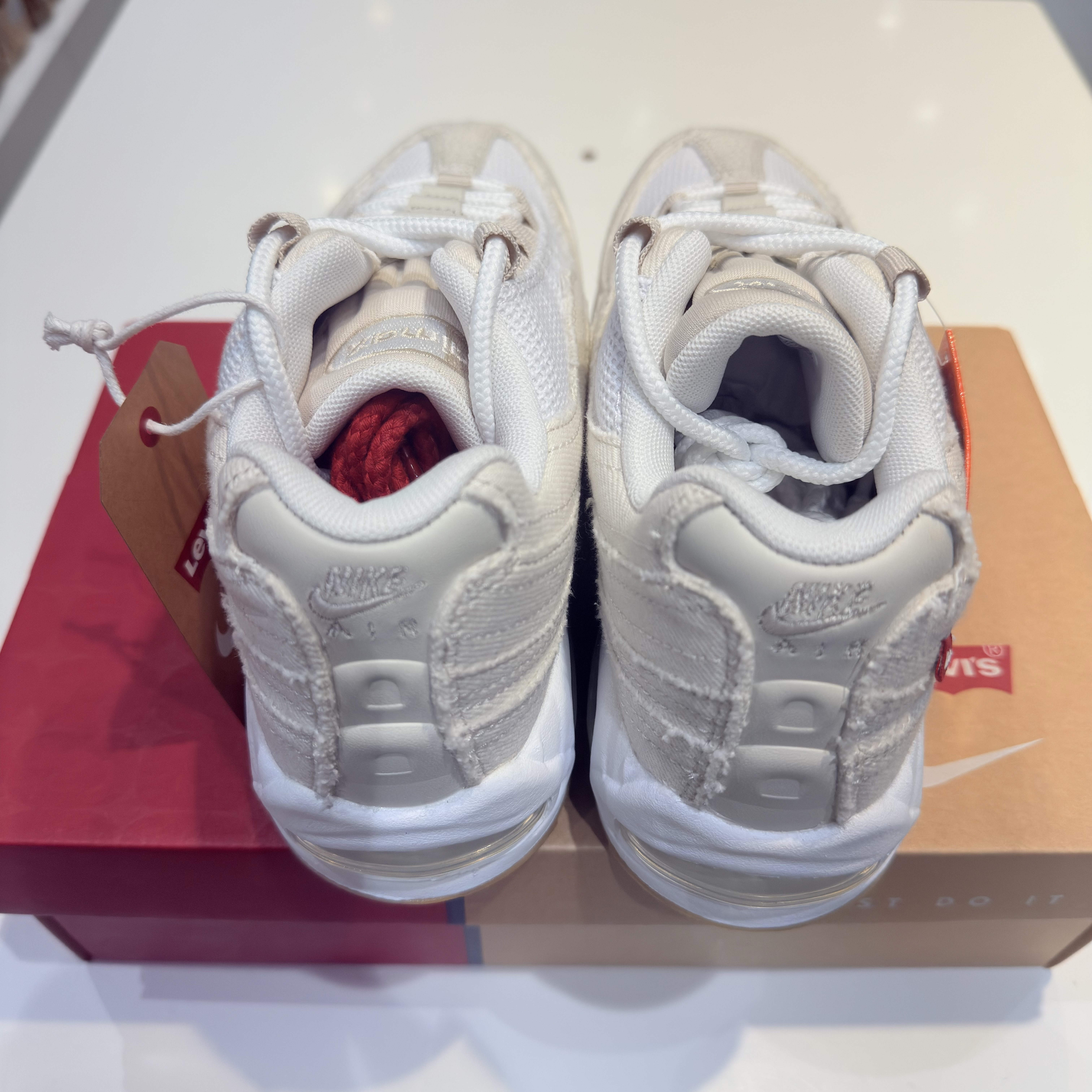 Nike x Levi's Air Max 95 White and Ecru 착용 스타일 - 3