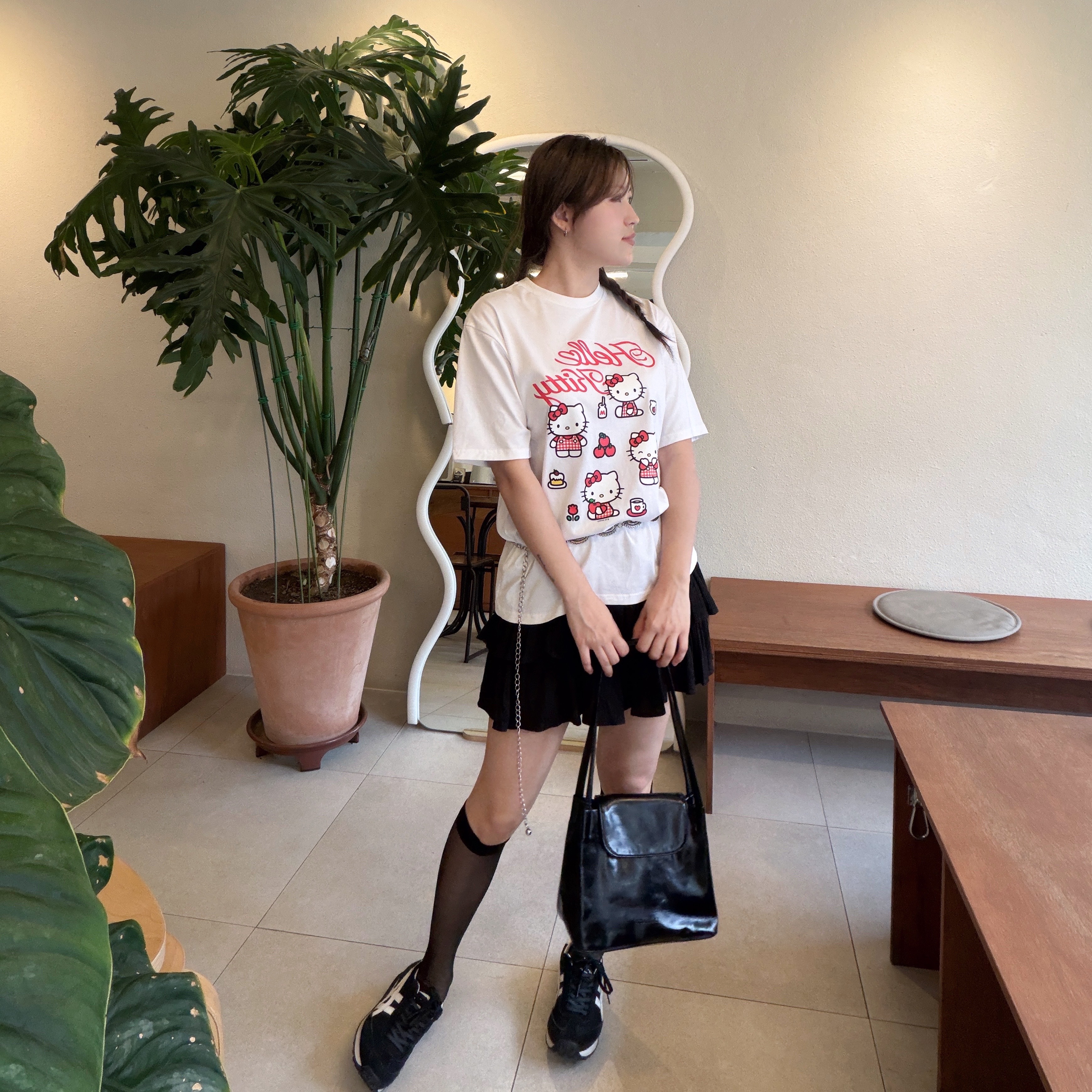 Spao x Hello Kitty Short Sleeve T-Shirt Red, Onitsuka Tiger Mexico 66 Black White 착용 스타일 - 5