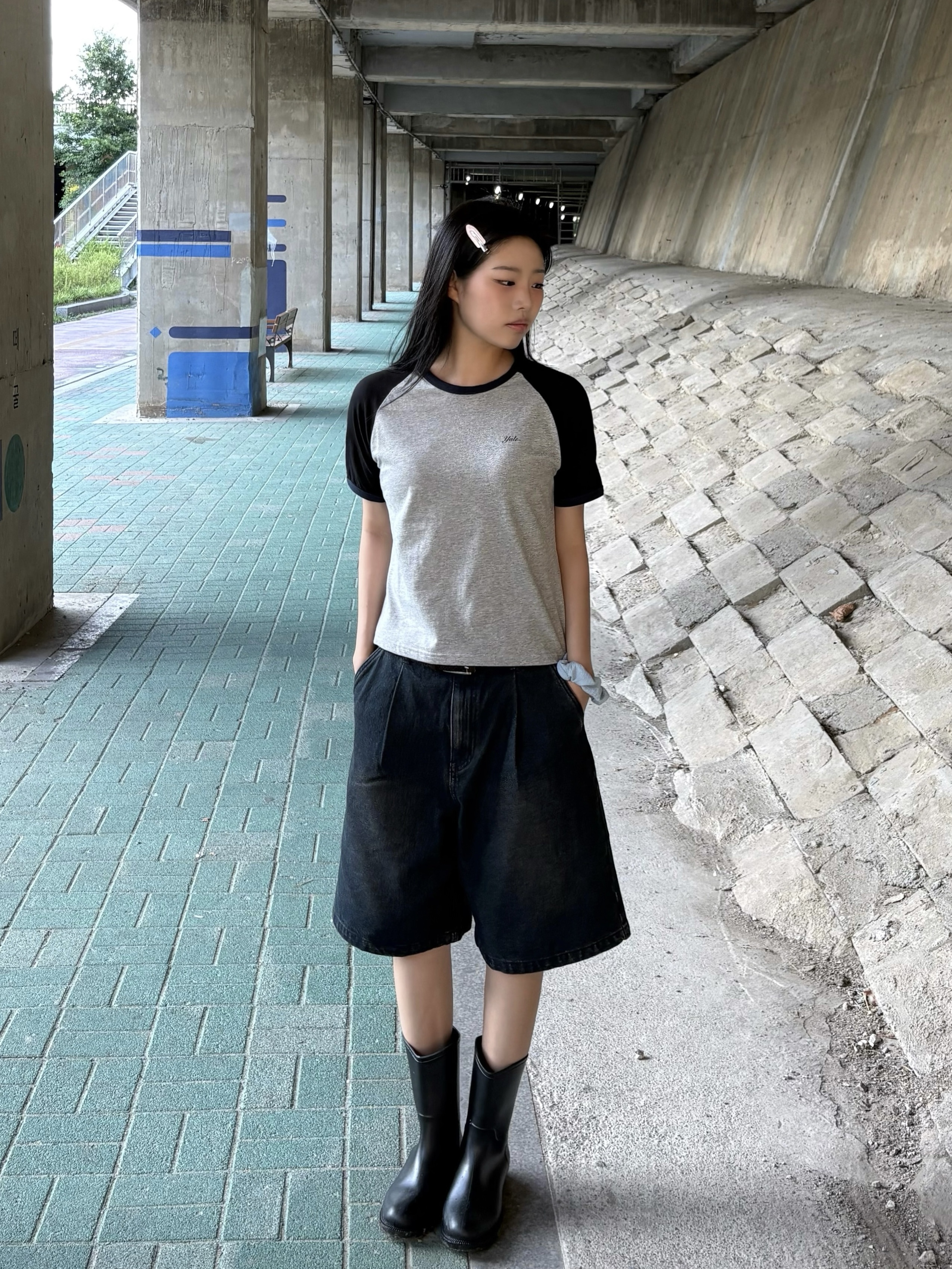 Yale Women's Crop Raglan Ringer T-Shirt Grey 착용 스타일 - 1