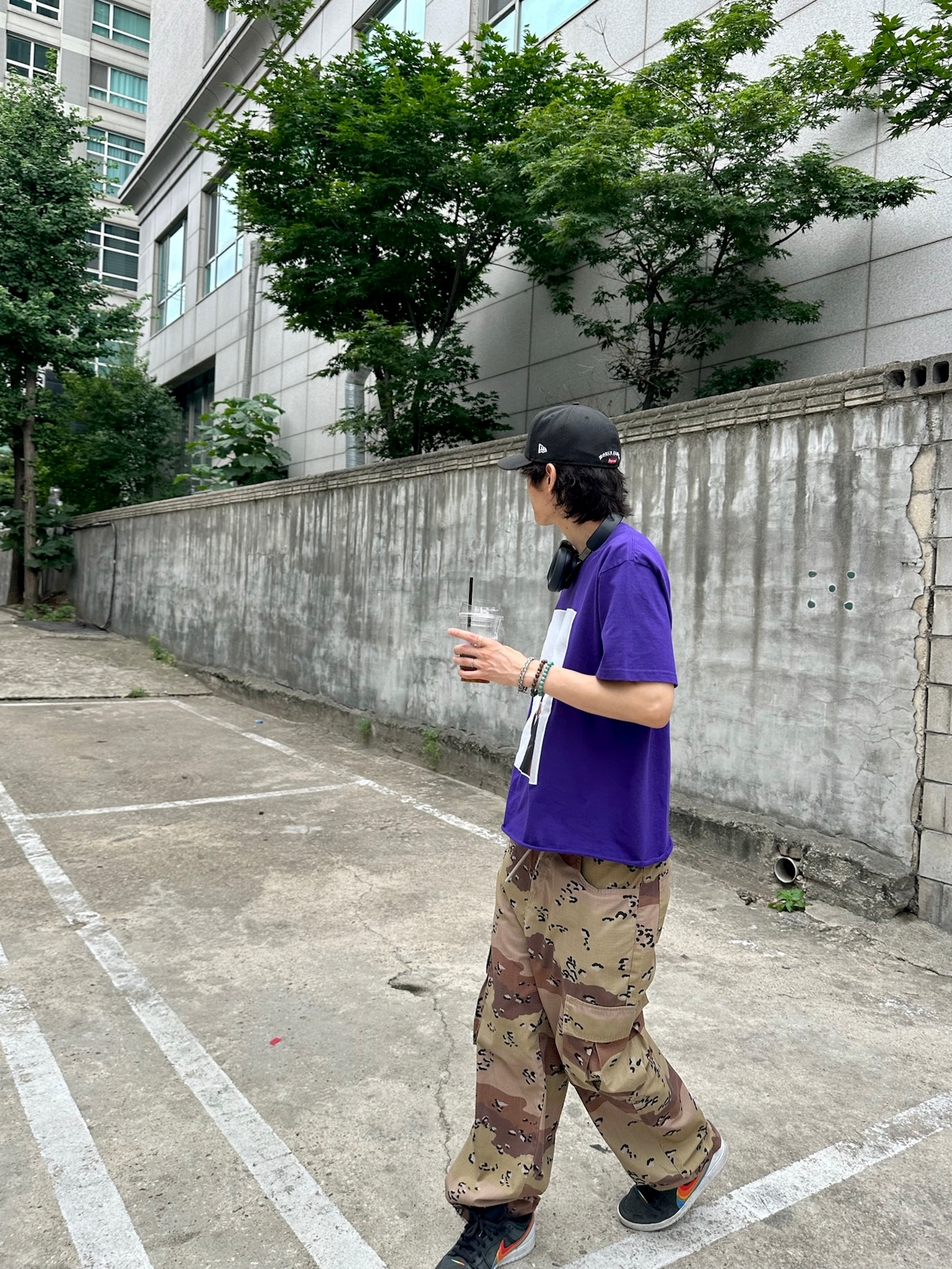 Supreme Playboi Carti T-Shirt Purple - 25FW, Supreme Gold Cross S Logo New Era Black - 24SS 착용 스타일 - 2