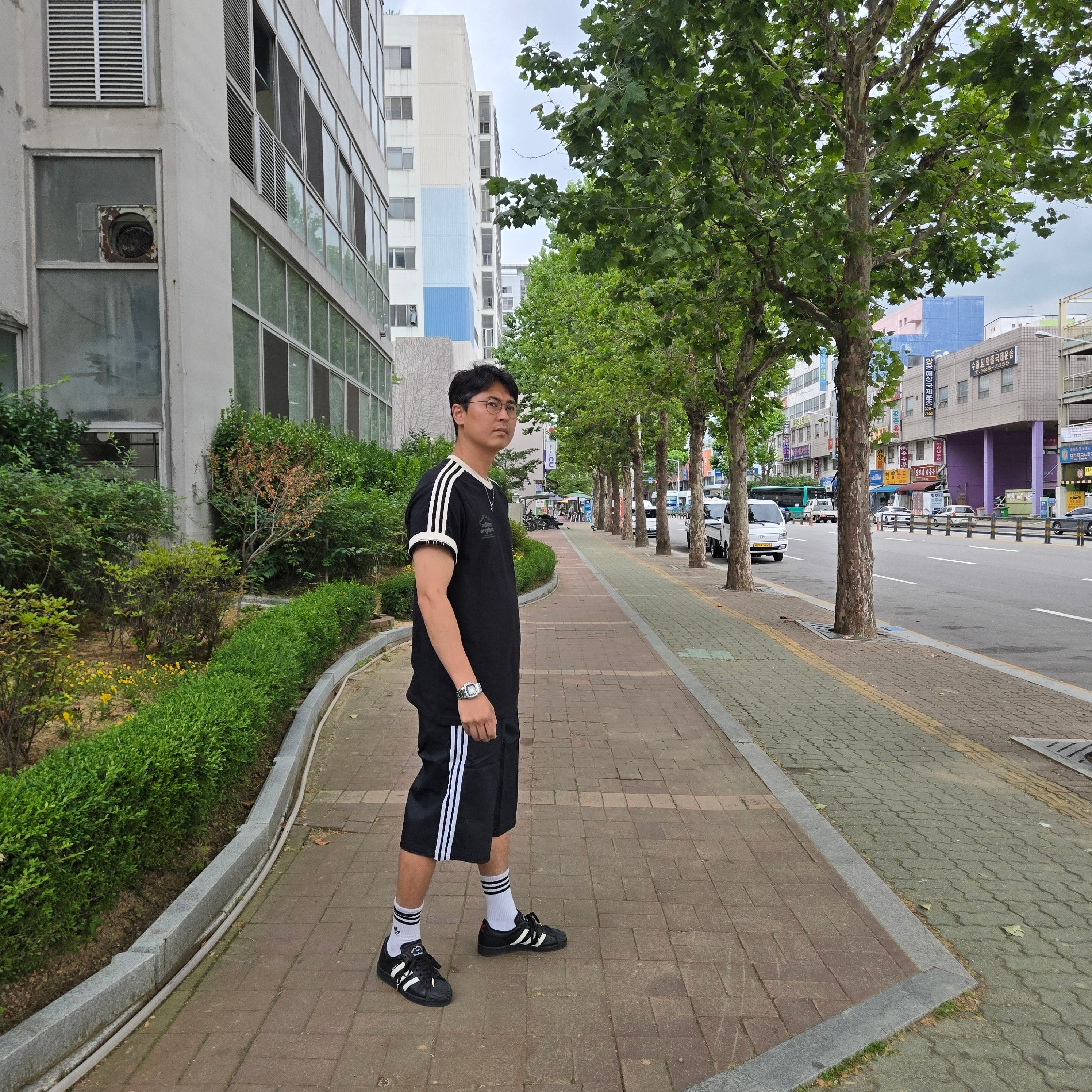 Adidas x Willy Chavarria Superstar Core Black Off White, Adidas Bermuda Shorts Black - KR Sizing 착용 스타일 - 5