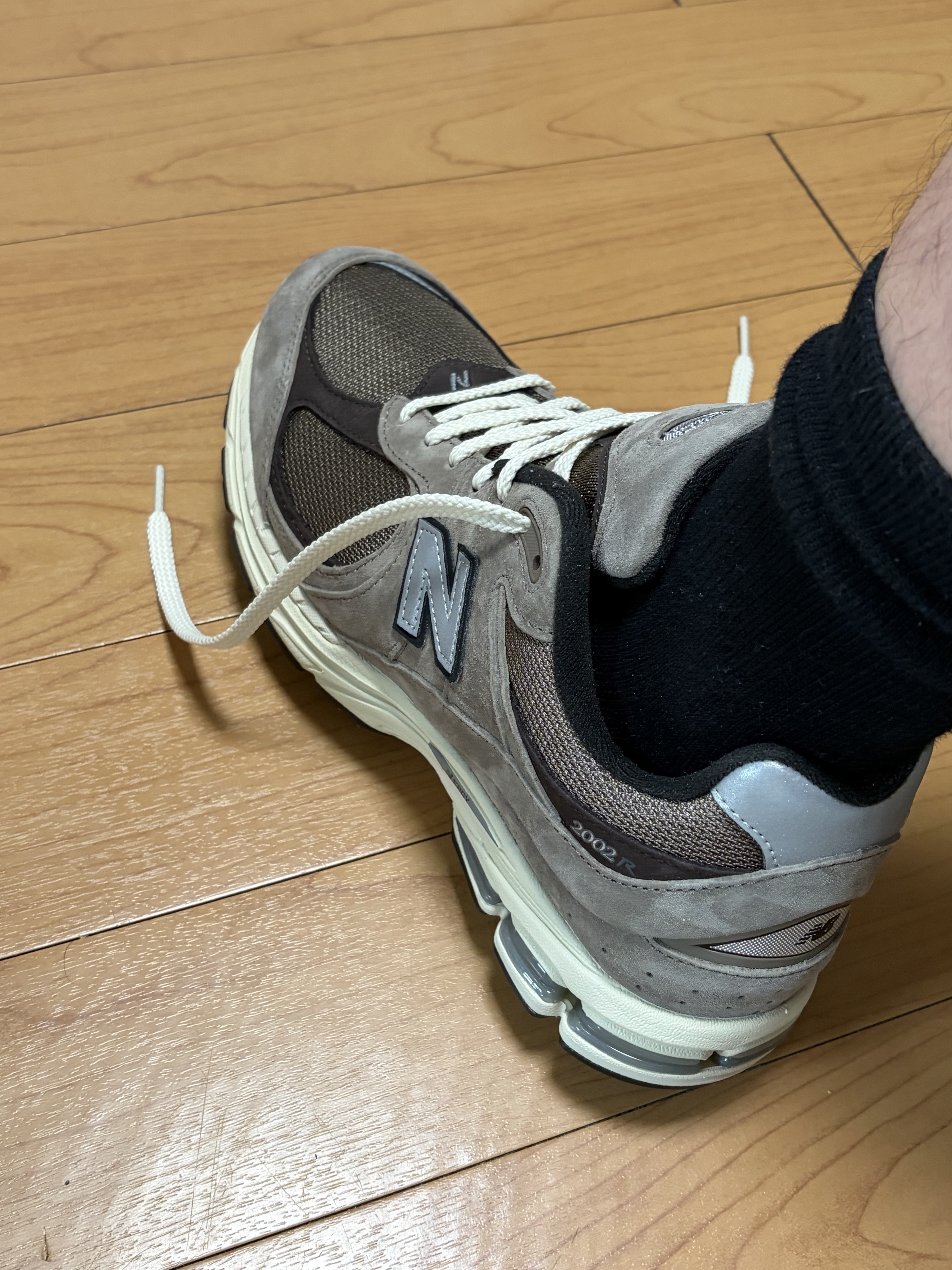 New Balance 2002 Brown 착용 스타일
