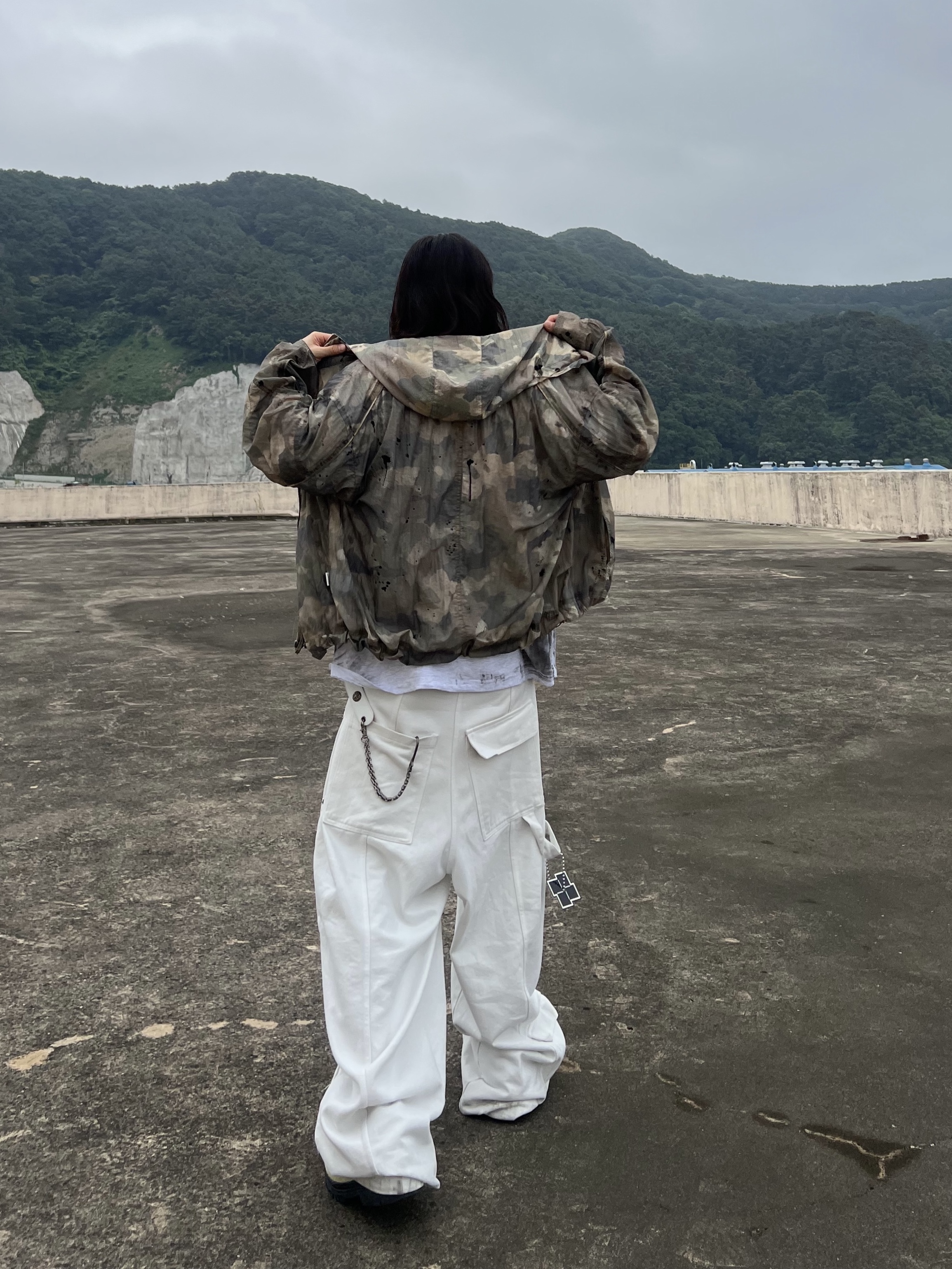 Nos Couleurs x Koin x Llud Rivet Carpenter Pants White, Timberland Heritage Gore-Tex Moc Toe Mid Boots Light Green Suede - Wide 착용 스타일 - 9