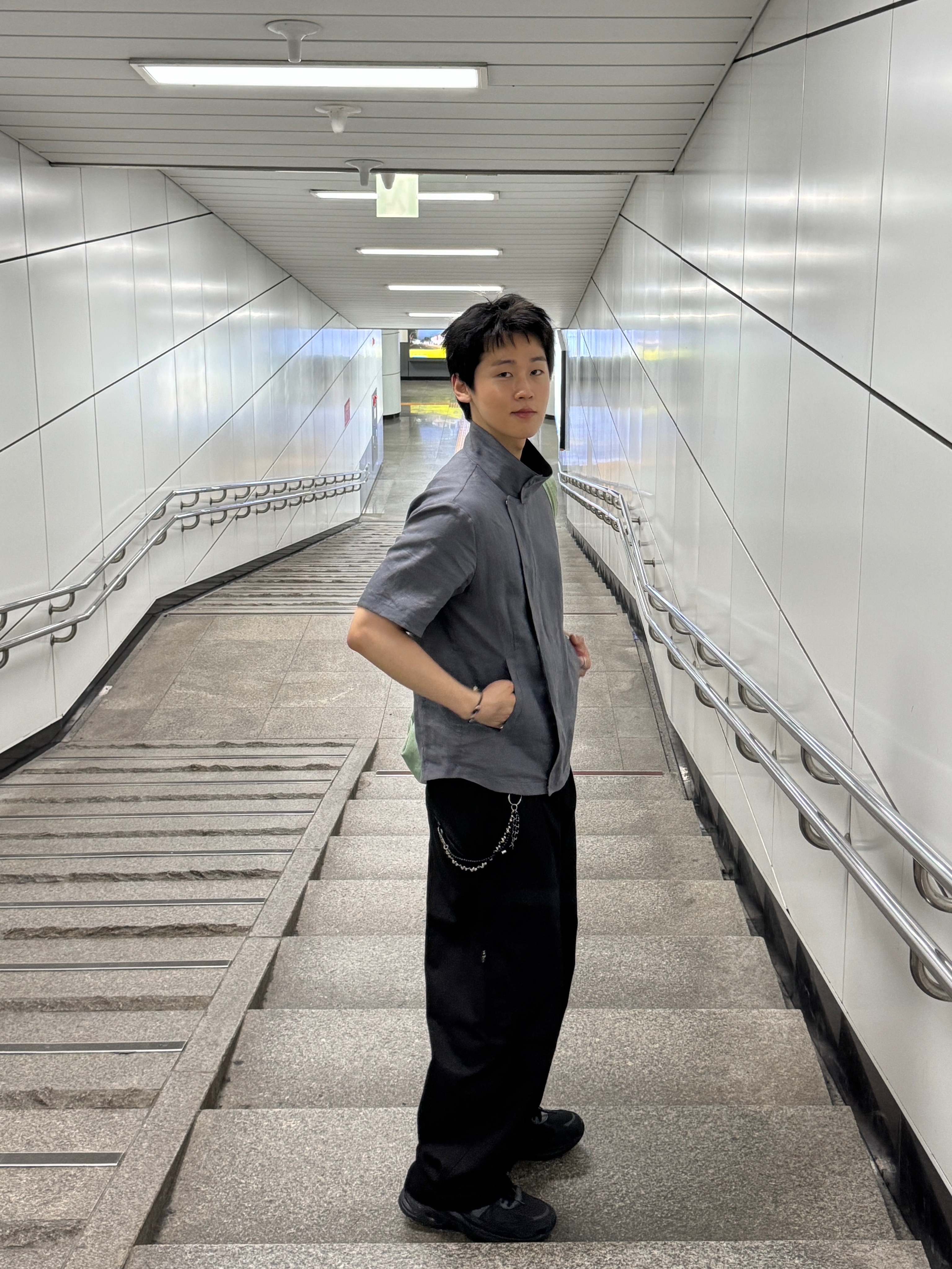 Hatchingroom Arc Zip Shirket Blue Grey, Sansan Gear Back Pocket Pants Black 착용 스타일 - 5