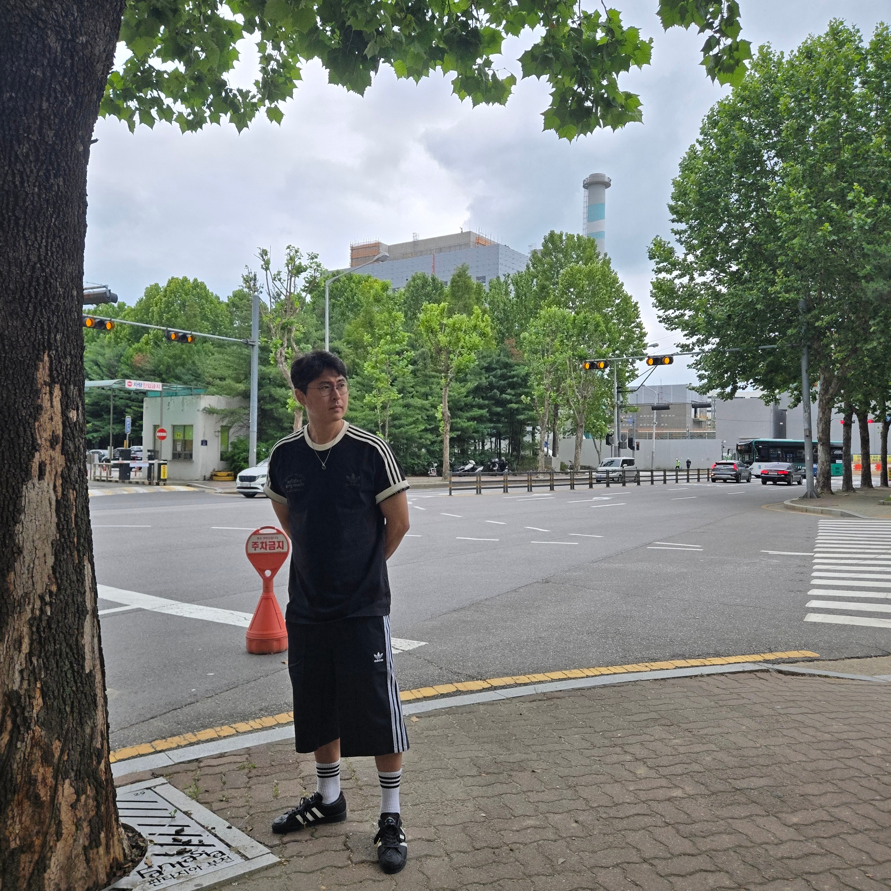 Adidas x Willy Chavarria Superstar Core Black Off White, Adidas Bermuda Shorts Black - KR Sizing 착용 스타일 - 3