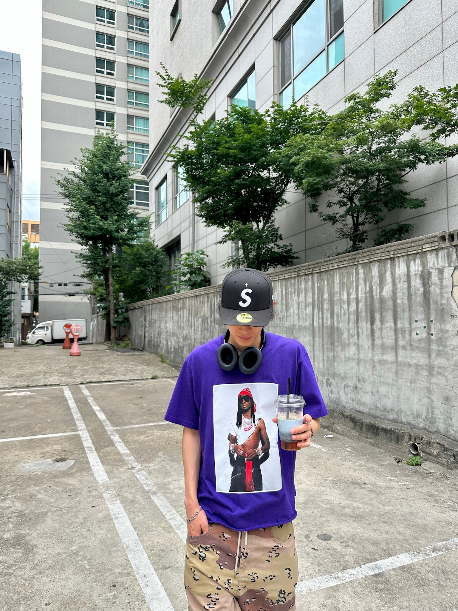 Supreme Playboi Carti T-Shirt Purple - 25FW, Supreme Gold Cross S Logo New Era Black - 24SS 착용 스타일 - 5